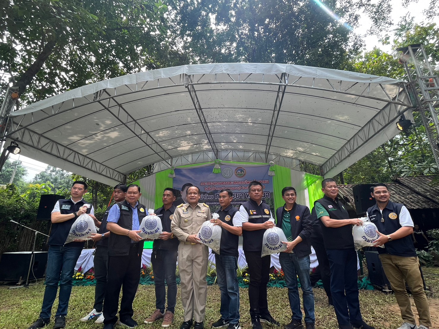 รัฐมนตรีช่วยว่าการกระทรวงเกษตรและสหกรณ์ นายไชยา พรหมา และคณะฯ  ลงพื้นที่เยี่ยมชมวิสาหกิจชุมชนบ้านตอไม้แดง