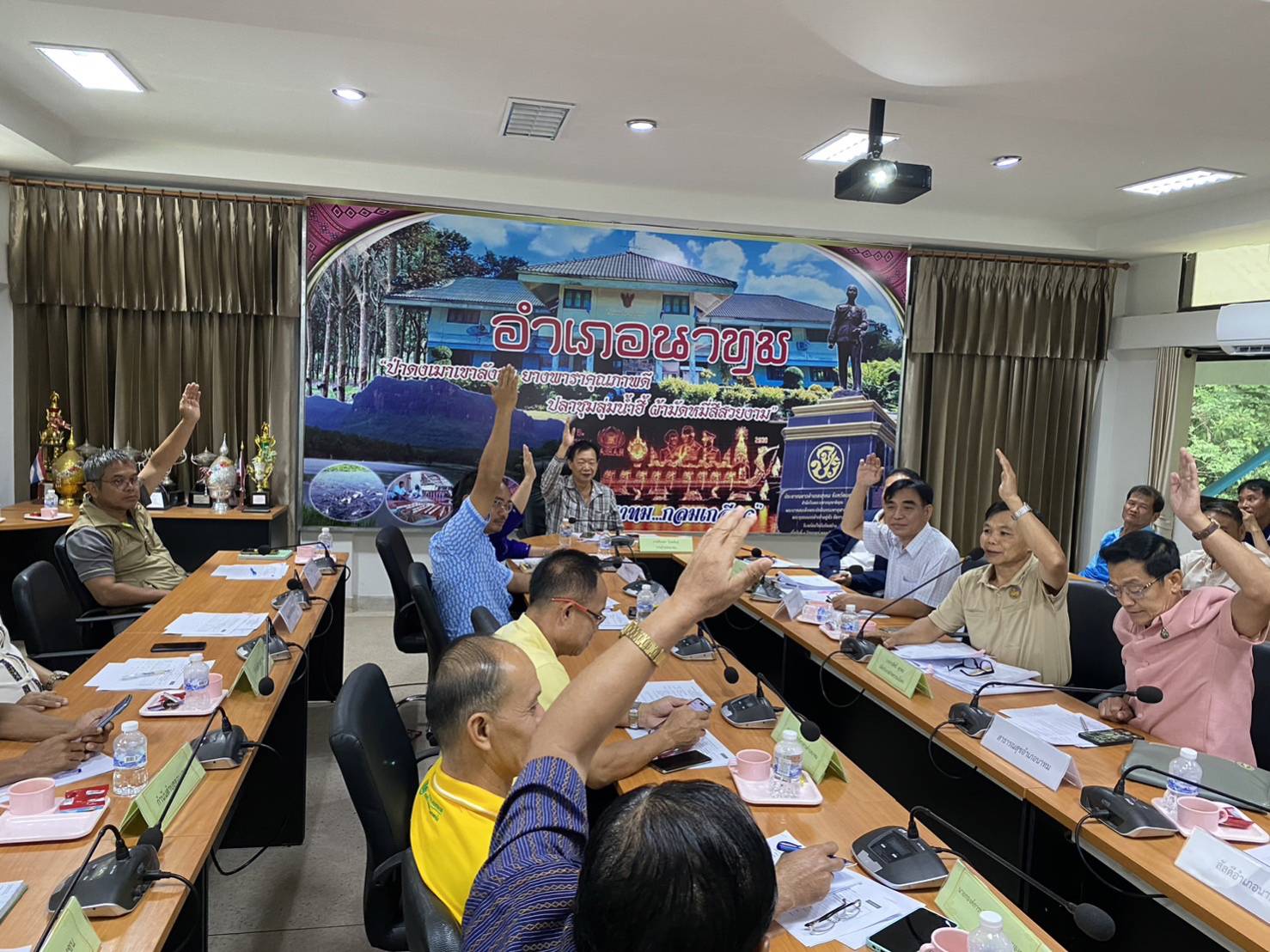 ประชุมกชภอ.อำเภอบ้านแพงและอำเภอนาทม เพื่อช่วยเหลือเกษตรกรผู้ได้รับผลกระทบจากอุทกภัย ด้านการเกษตร..คลิก