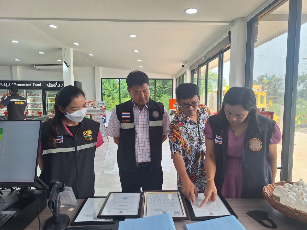 ร่วมตรวจสอบห้องเย็นที่ขึ้นทะเบียนผู้ประกอบการห้องเย็นไว้กับสำนักงานประมงจังหวัดราชบุรี