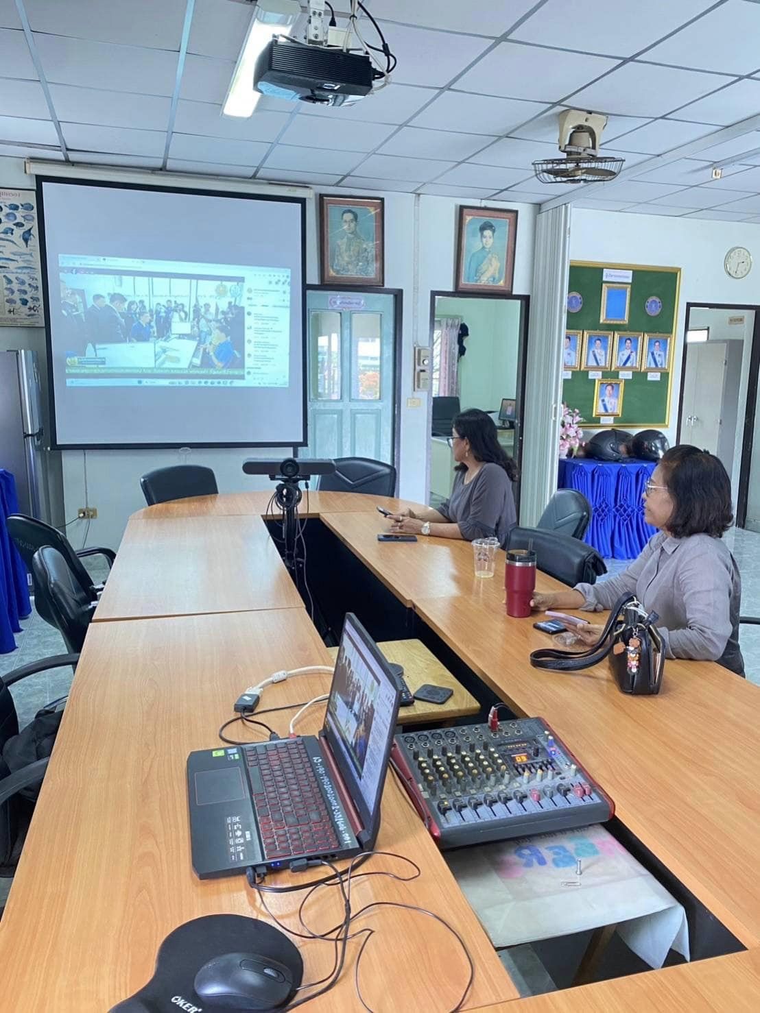 ร่วมชมการถ่ายทอดสดพิธีเปิดศูนย์บริการเกษตรพิรุณราช กระทรวงเกษตรและสหกรณ์