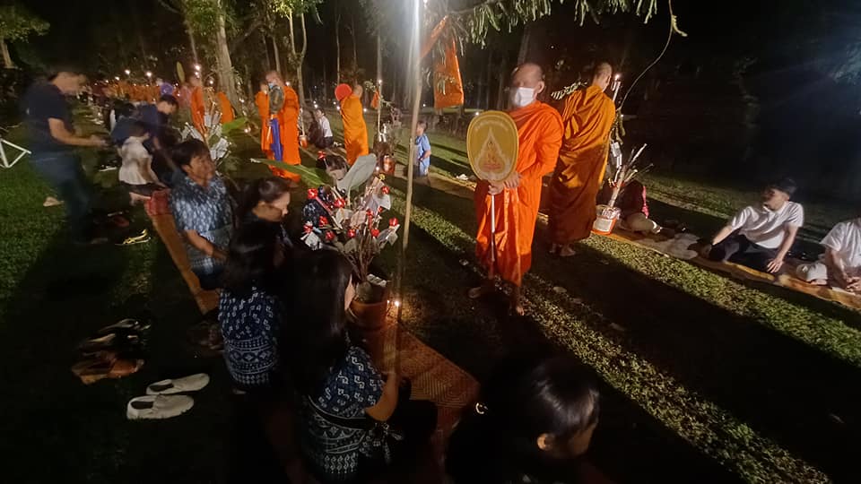 ร่วมพิธีทำบุญทอดผ้าป่ากลางคืน หรือผ้าป่าแถวแห่งเดียวในโลก..คลิก