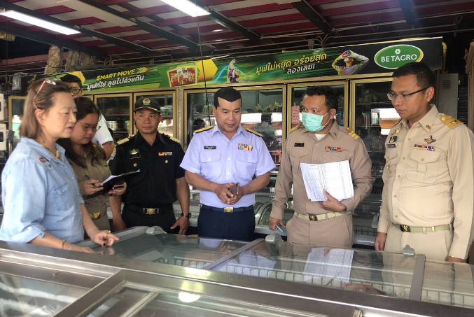 เข้าตรวจสถานที่พักซากสัตว์และสถานที่เก็บซากสัตว์ (ห้องเย็น) ในพื้นที่อำเภอศรีสงคราม จำนวน ๒ จุด..คลิก