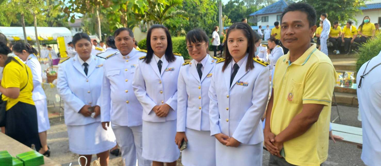 กิจกรรมพิธีสวดพระพุทธมนต์ ทำบุญตักบาตร และถวายพวงมาลา เนื่องในวันนวมินทรมหาราช..คลิก
