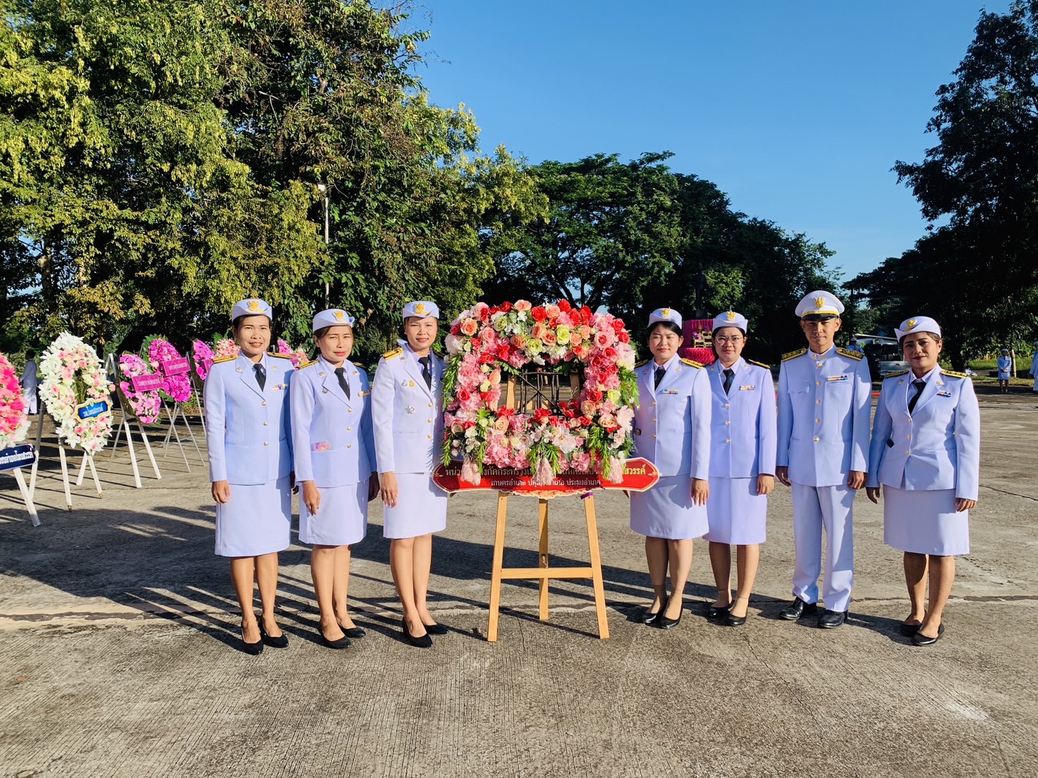 กิจกรรมน้อมรำลึก และวางพวงมาลาร่วมกับหน่วยงานสังกัดกระทรวงเกษตร เนื่องในวันคล้ายวันสวรรคตพระบาทสมเด็จพระจุลจอมเกล้าเจ้าอยู่หัว..คลิก