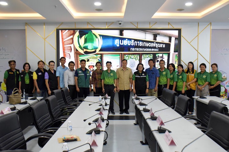 เข้าร่วมรับชมพิธีเปิดศูนย์บริการเกษตรพิรุณราชของกระทรวงเกษตรและสหกรณ์