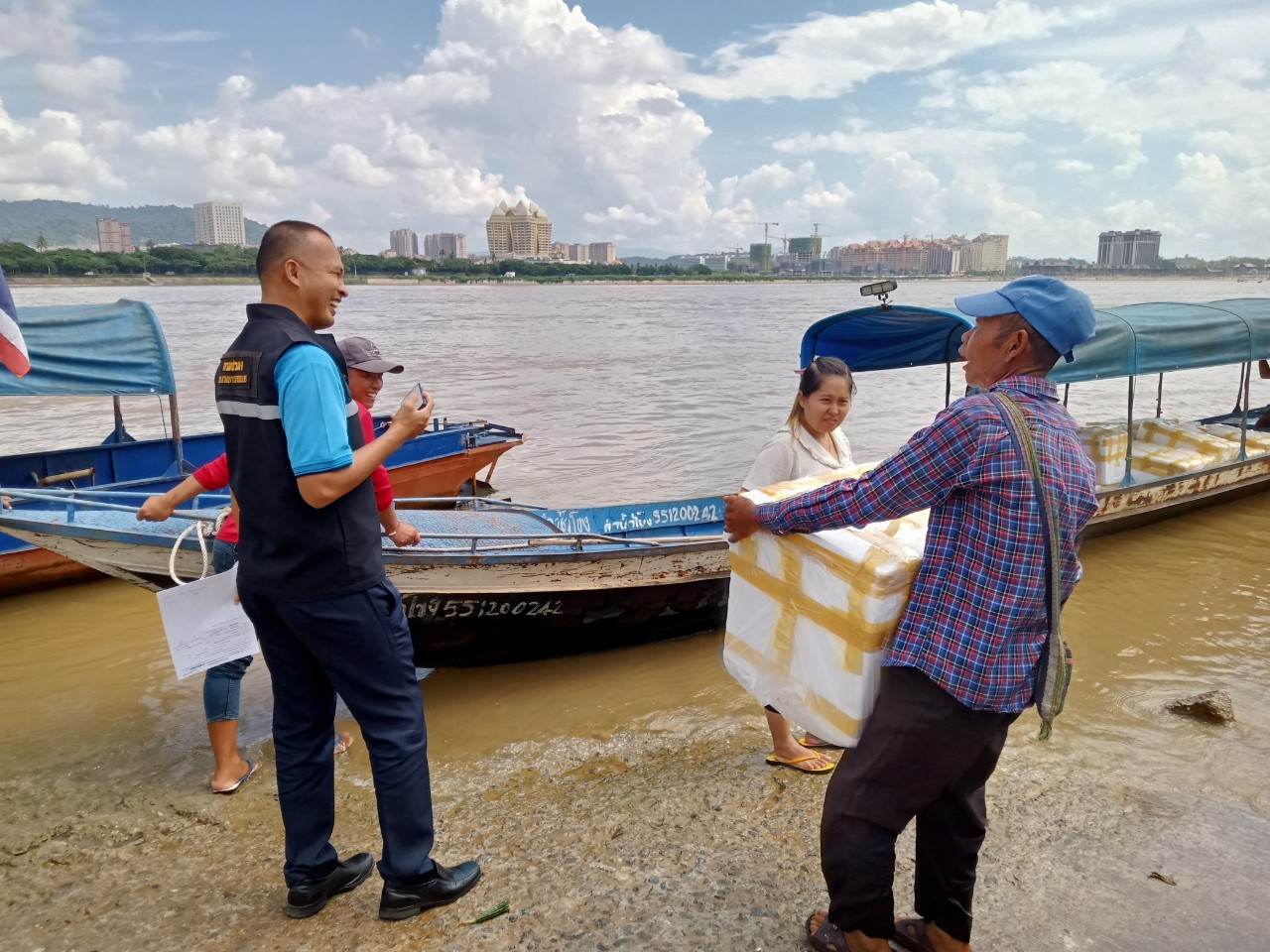เจ้าหน้าที่ศูนย์บริหารจัดการด่านตรวจประมงเขต 1 (เชียงราย) ตรวจสอบสินค้าสัตว์น้ำส่งออกไปยังสาธารณรัฐประชาธิปไตยประชาชนลาว..คลิก