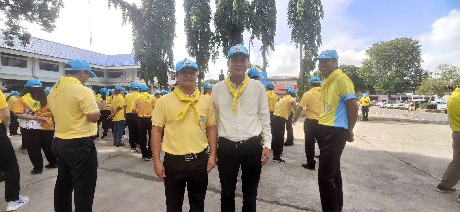 นายสมภาร วังคีรี ประมงอำเภอเมืองหนองบัวลำภู ร่วมกิจกรรม จิตอาสาเราทำความดีด้วยหัวใจ เนื่องในวันรักษ์ต้นไม้ ณ ที่ว่าการอำเภอเมืองหนองบัวลำภู..คลิก