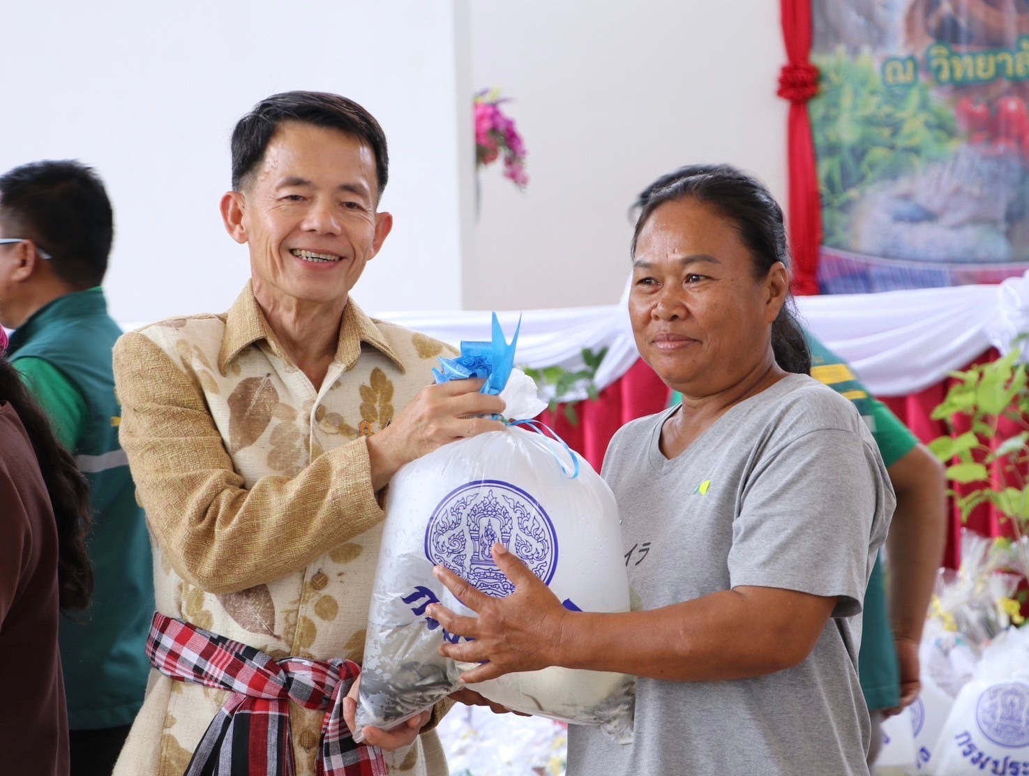นายบุญหลาย กุลนารัตน์ พร้อมด้วยเจ้าหน้าที่สำนักงานประมงจังหวัดหนองบัวลำภู ร่วมต้อนรับนายไชยา พรหมา รัฐมนตรีช่วยว่าการกระทรวงเกษตรและสหกรณ์ เป็นประธานในพิธีเปิด กระทรวงเกษตรและสหกรณ์ พบประชาชน ณ วิทยาลัยการอาชีพศรีบุญเรือง อำเภอศรีบุญเรืองจังหวัดหนองบัวลำภู..คลิก