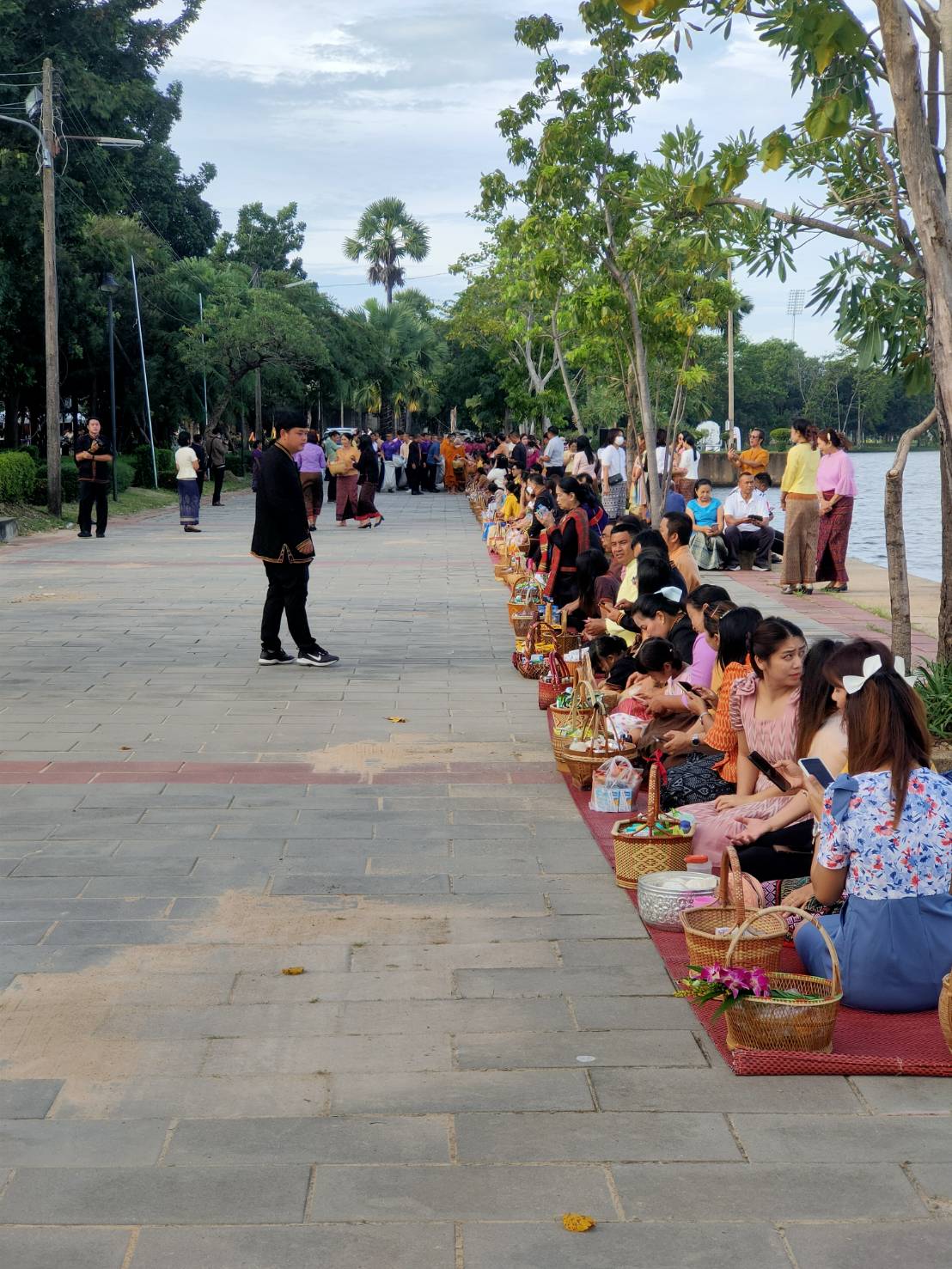 นุ่งผ้าไทยใส่บาตร ทำความดี วิถีพอเพียง..คลิก
