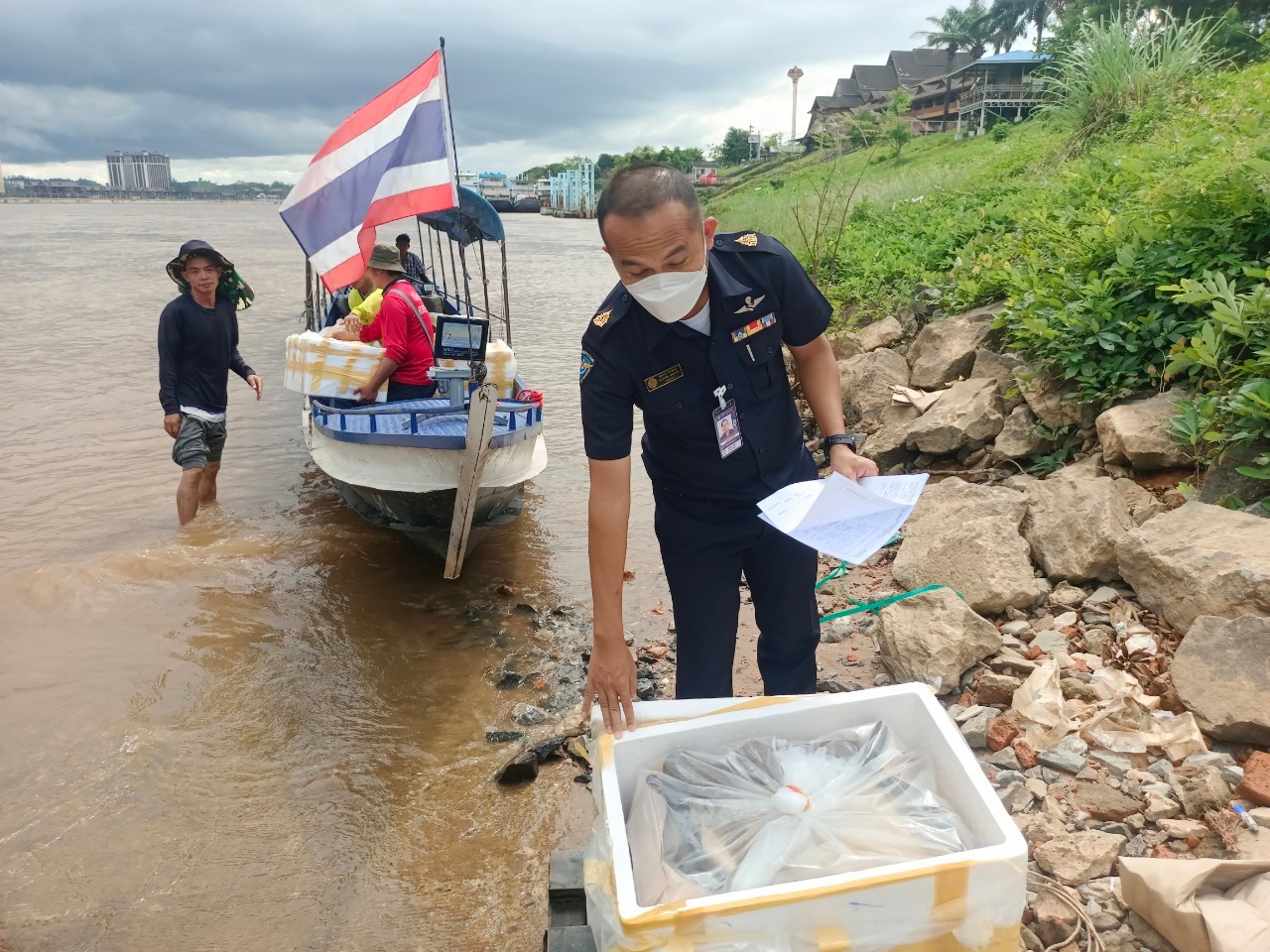ตรวจสอบสินค้าประมงส่งออก ไปยังสาธารณรัฐประชาธิปไตยประชาชนลาว และสาธารณรัฐสหภาพเมียนมา ผ่านทางด่านพรมแดนอำเภอเชียงแสน ด่านพรมแดนอำเภอเชียงของ และด่านพรมแดนอำเภอแม่สาย จังหวัดเชียงราย..คลิก