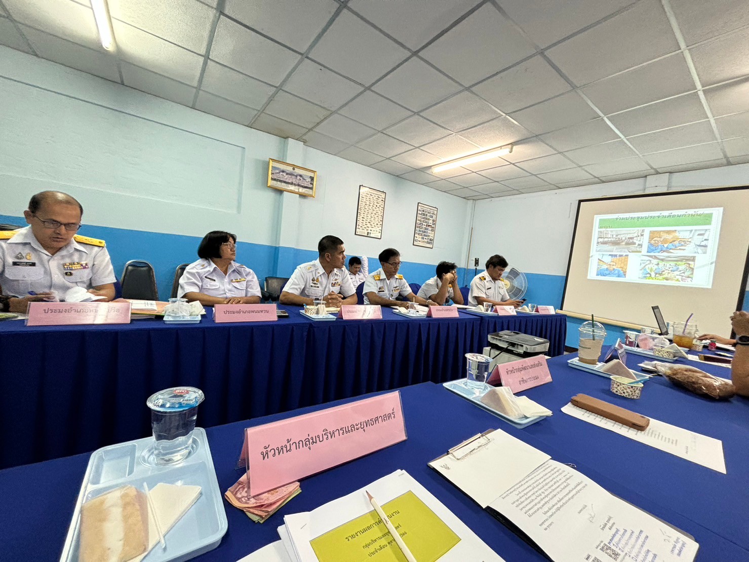 ประชุมข้าราชการ พนักงานราชการ และเจ้าหน้าที่สำนักงานประมงจังหวัดกาญจนบุรี ประจำเดือน ตุลาคม 2566..คลิก