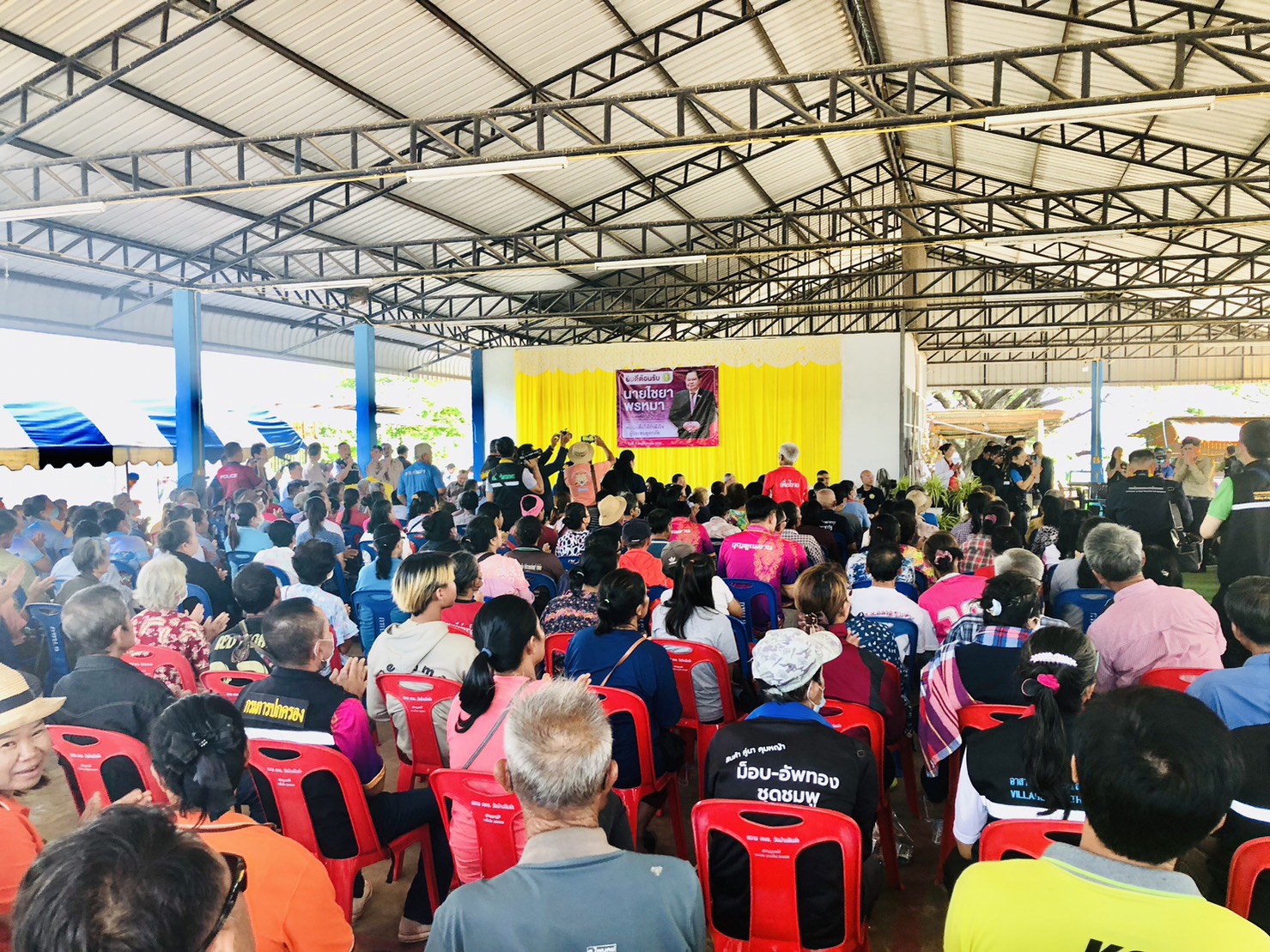 ร่วมลงพื้นที่ตรวจราชการและมอบสิ่งของช่วยเหลือผู้ประสบอุทกภัยในพื้นที่ จ.ร้อยเอ็ด..คลิก