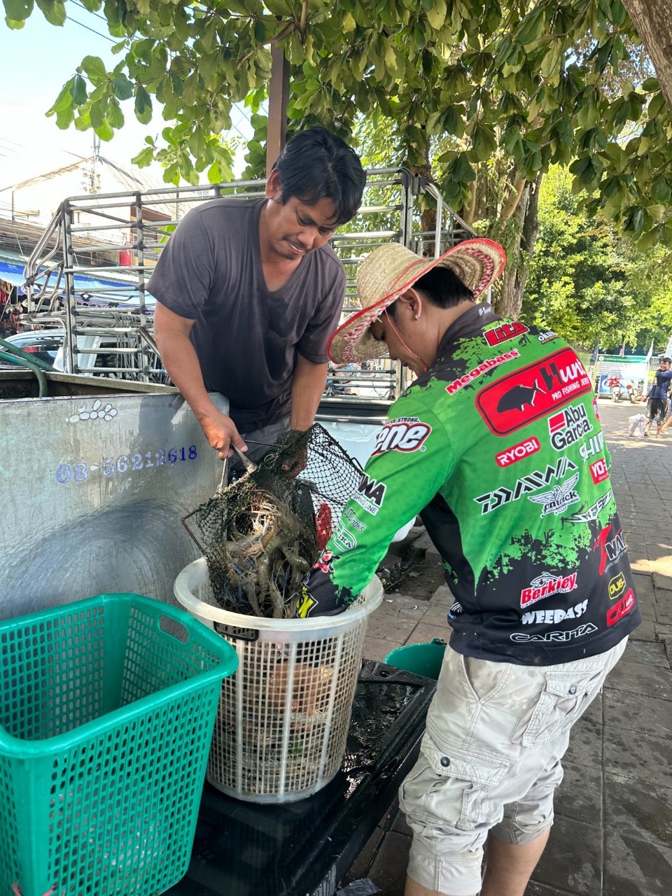 เจ้าหน้าที่ศูนย์บริหารจัดการด่านตรวจประมงเขต 1 (เชียงราย) ตรวจสอบสินค้าสัตว์น้ำ ส่งออกไปยังสาธารณรัฐประชาธิปไตยประชาชนลาว ผ่านทางด่านพรมแดนอำเภอเชียงแสน จังหวัดเชียงราย..คลิก