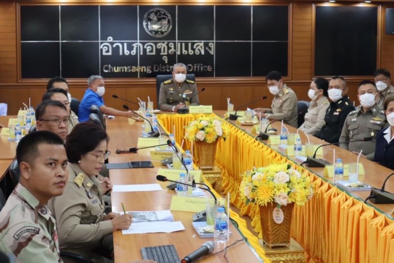 พลเรือเอก พงษ์เทพ หนูเทพ องคมนตรี ร่วมกับมูลนิธิราชประชานุเคราะห์ ในพระบรมราชูปถัมภ์ เชิญสิ่งของพระราชทานมอบแก่ประชาชนปู้ประสบอุทกภัย..คลิก
