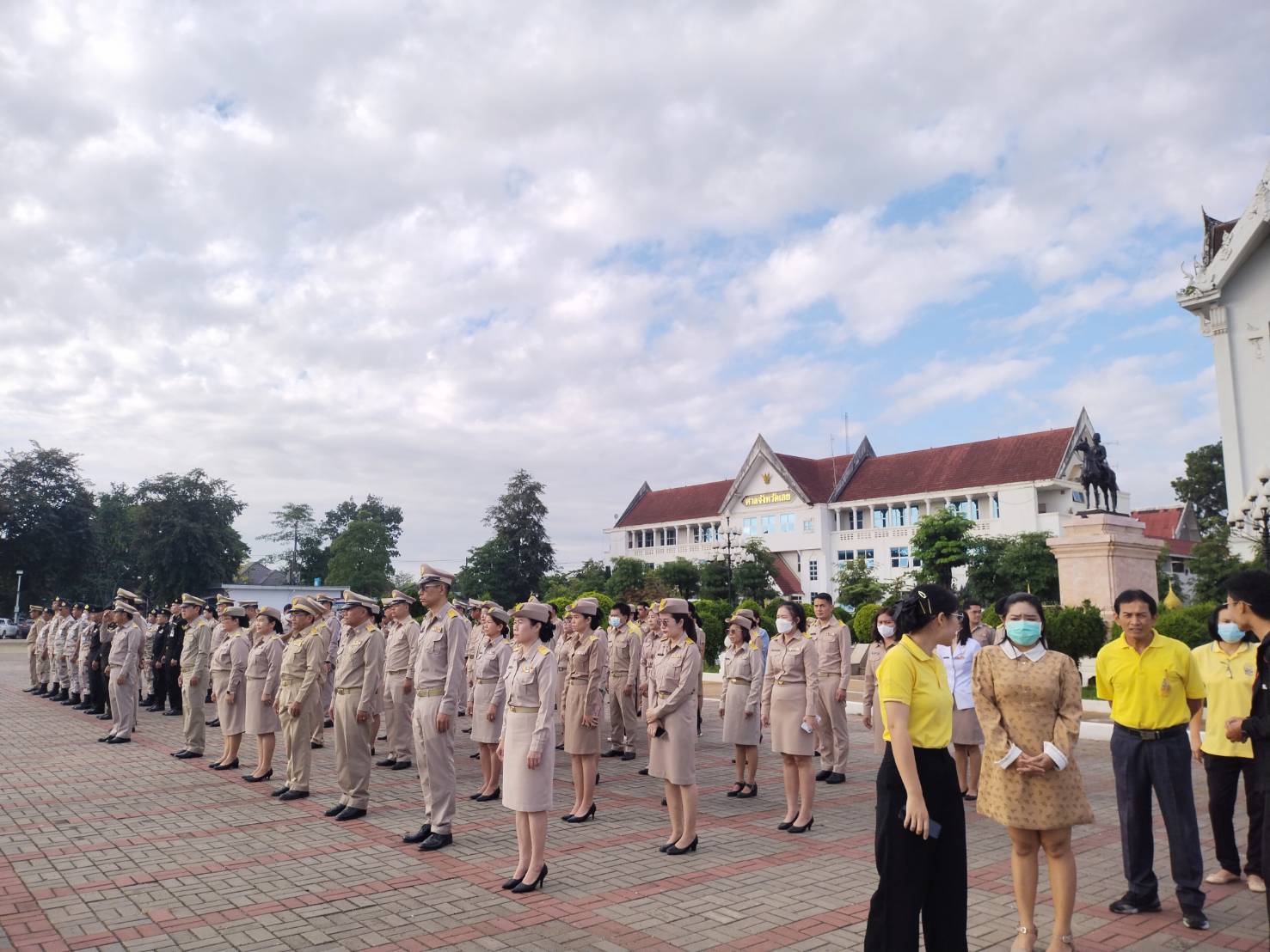 เข้าร่วมกิจกรรมเคารพธงชาติ ร้องเพลงชาติและร้องเพลงสรรเสริญพระบารมี ณ ศาลากลาง จังหวัดเลย