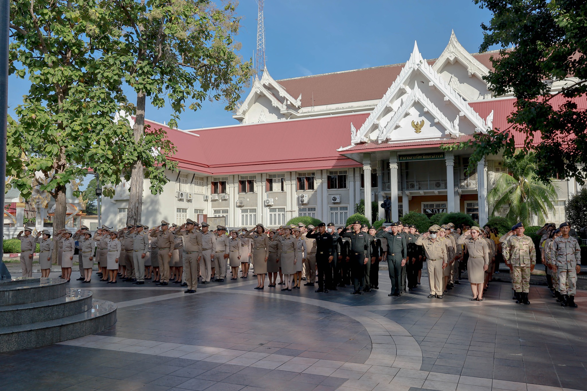 กิจกรรมเคารพธงชาติไทย สวดมนต์ไหว้พระ และถวายความเคารพหน้าพระบรมฉายาลักษณ์พระบาทสมเด็จพระเจ้าอยู่หัว..คลิก