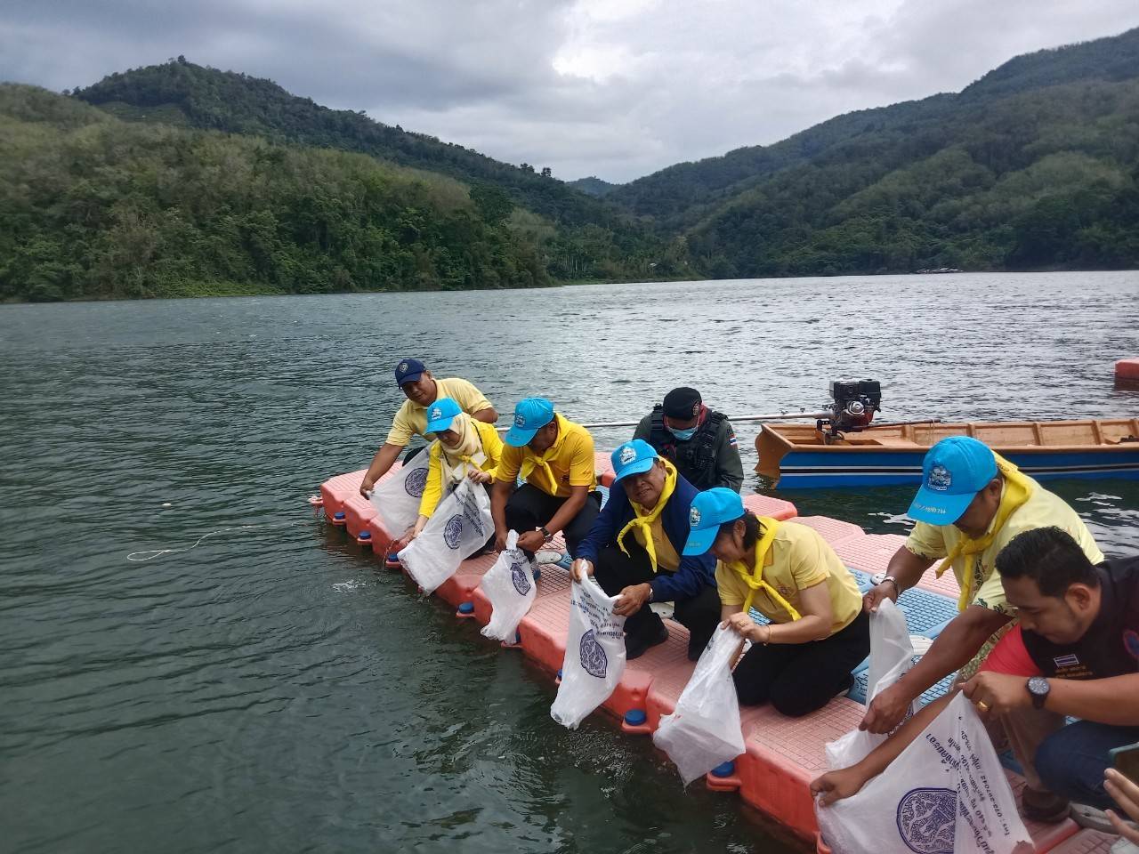 รายงานภาพกิจกรรมปล่อยพันธุ์สัตว์น้ำ วันข้าราชการพลเรือน 5 เมษายน 2566