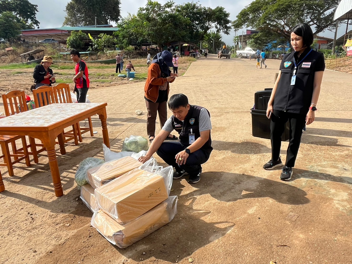 เจ้าหน้าที่ศูนย์บริหารจัดการด่านตรวจประมงเขต 1 (เชียงราย) ตรวจสอบสินค้าประมงส่งออกไปยังสาธารณรัฐประชาธิปไตยประชาชนลาว และสาธารณรัฐสหภาพเมียนมา..คลิก