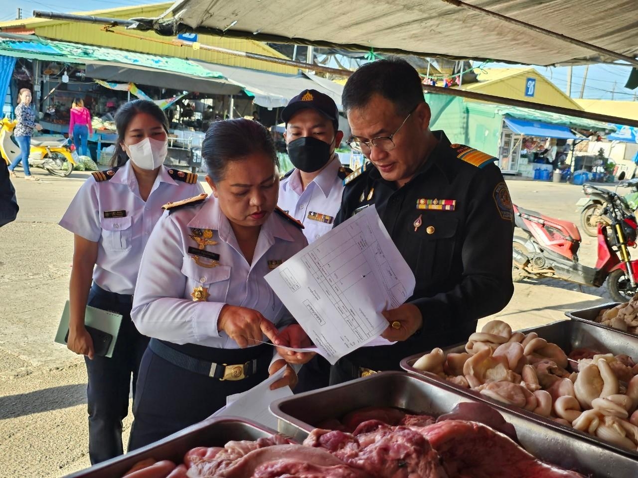 เข้าดำเนินการตรวจตลาด เพื่อป้องกันการลักลอบขนสินค้าประมงและเนื้อสุกร ที่เข้ามาแบบกองทัพมดตามแนวชายแดนพื้นที่ไทย-กัมพูชา..คลิก