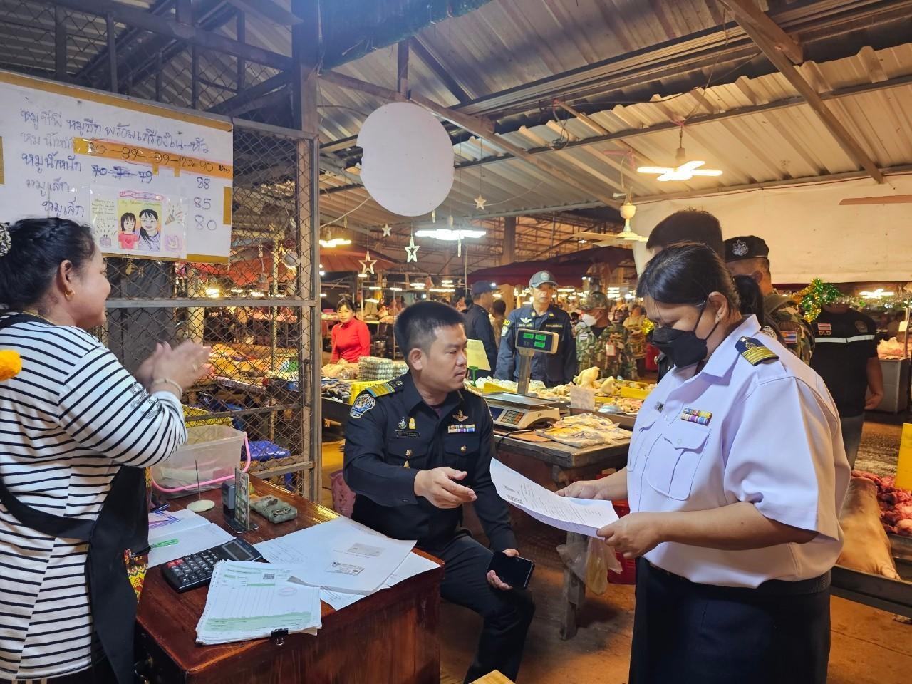 ดำเนินเข้าตรวจตลาด เพื่อป้องกันการลักลอบขนสินค้าประมงและเนื้อสุกร ทางจุดผ่านแดนถาวรบ้านเขาดิน และ จุดผ่อนปรนทางการค้าบ้านหนองปรือ..คลิก
