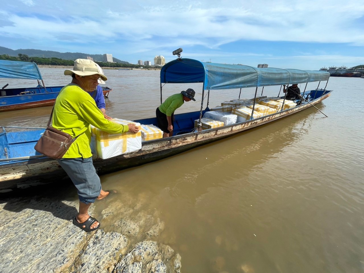 เจ้าหน้าที่ศูนย์บริหารจัดการด่านตรวจประมงเขต 1 (เชียงราย) ตรวจสอบสินค้าสัตว์น้ำส่งออกไปยังสาธารณรัฐประชาธิปไตยประชาชนลาว ผ่านทางด่านพรมแดนอำเภอเชียงแสน จังหวัดเชียงราย..คลิก