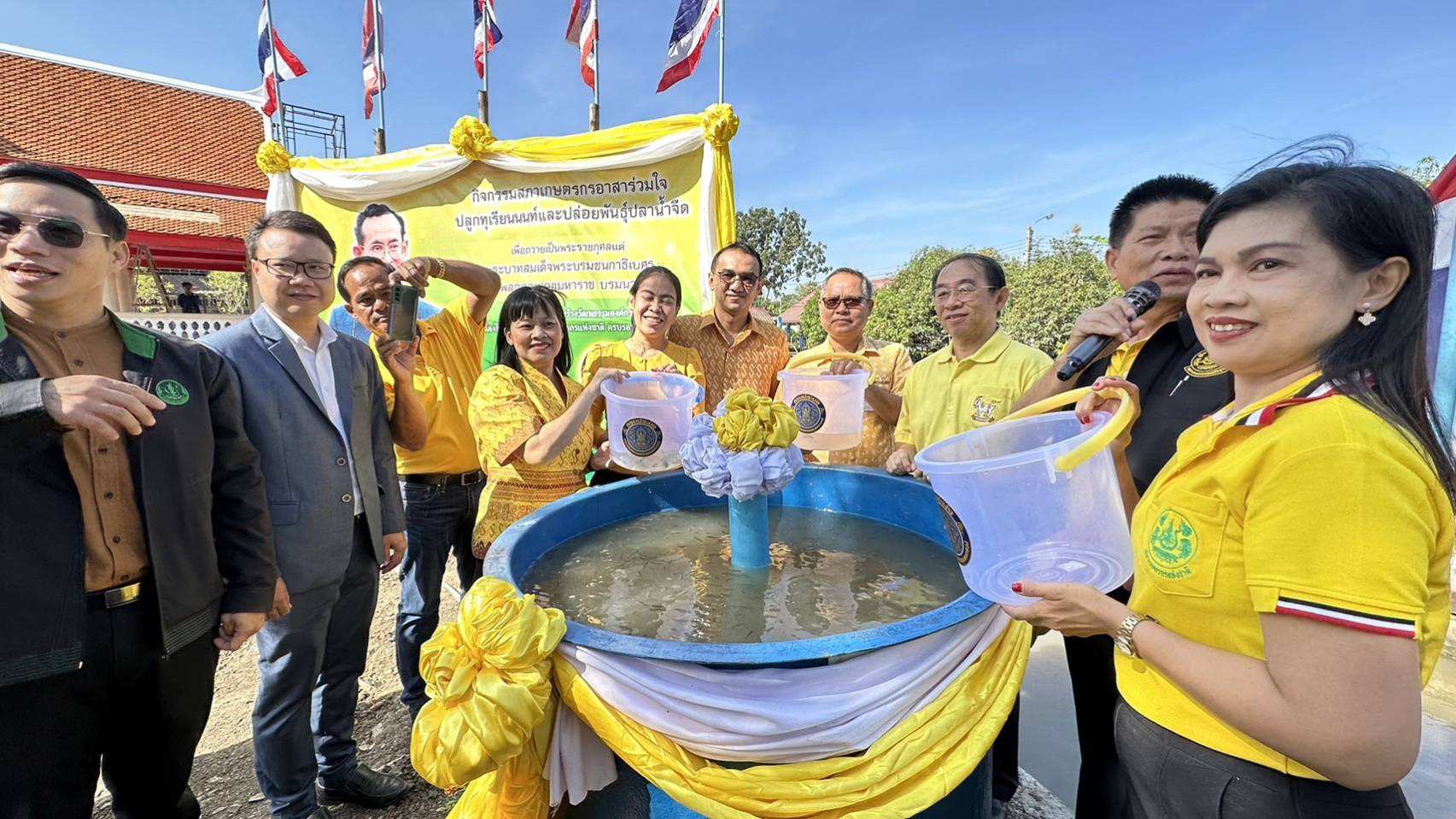 (อ.ไทรน้อย) กิจกรรมสภาเกษตรกรอาสาร่วมใจปลูกทุเรียนนนท์และปล่อยพันธุ์ปลาน้ำจืด..คลิก