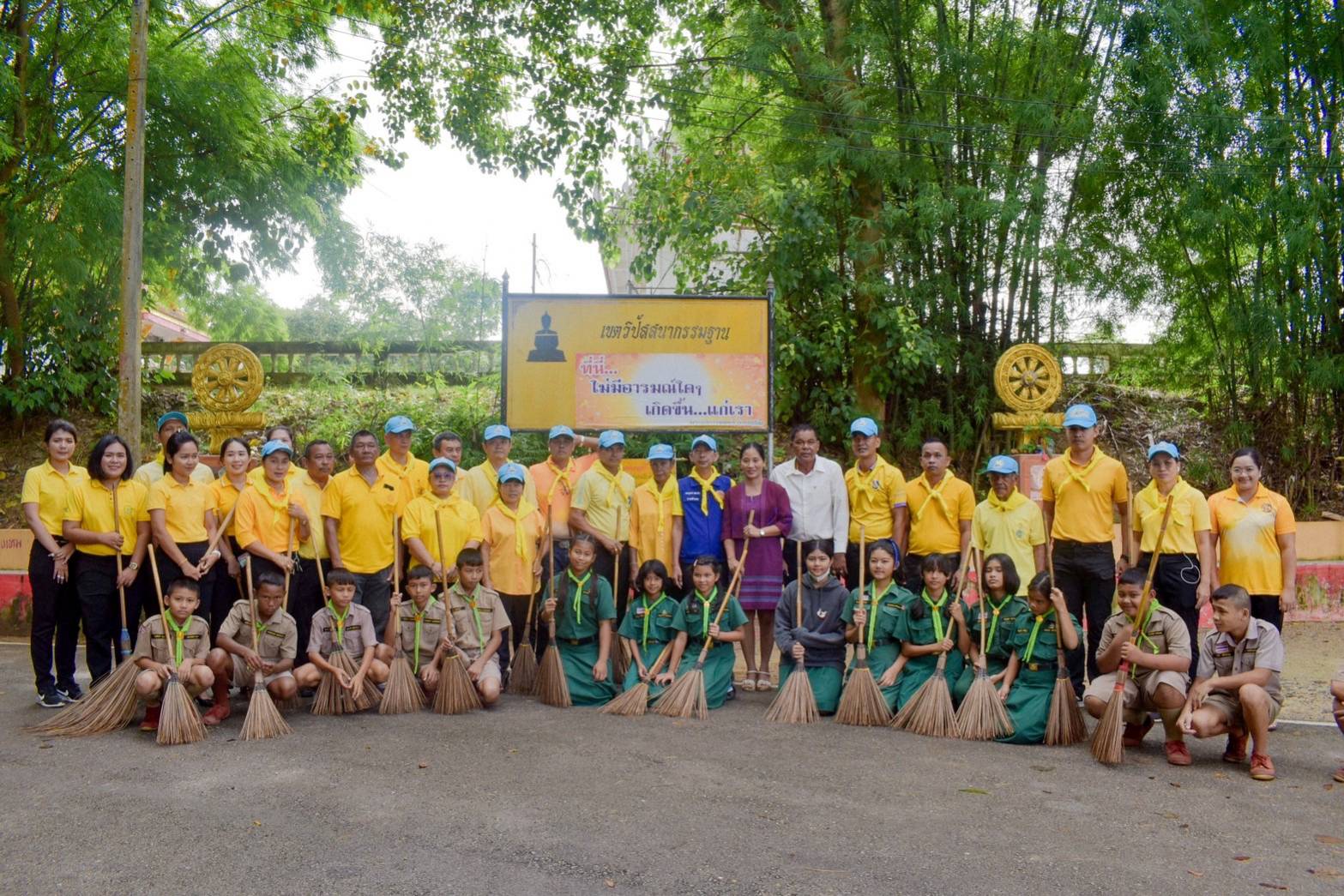 ประมงอำเภอเขาชัยสน ร่วมโครงการศูนย์ดำรงธรรมอำเภอเขาชัยสน  ยิ้มเคลื่อนที่  ประชาสัมพันธ์การเตรียมความพร้อมรับสถานการณ์อุทกภัย และการต่ออายุทะเบียนเกษตรกรผู้เพาะเลี้ยงสัตว์น้ำ ณ วัดแหลมจองถนน ม.1 ต.จองถนน อ.เขาชัยสน จ.พัทลุง..คลิก