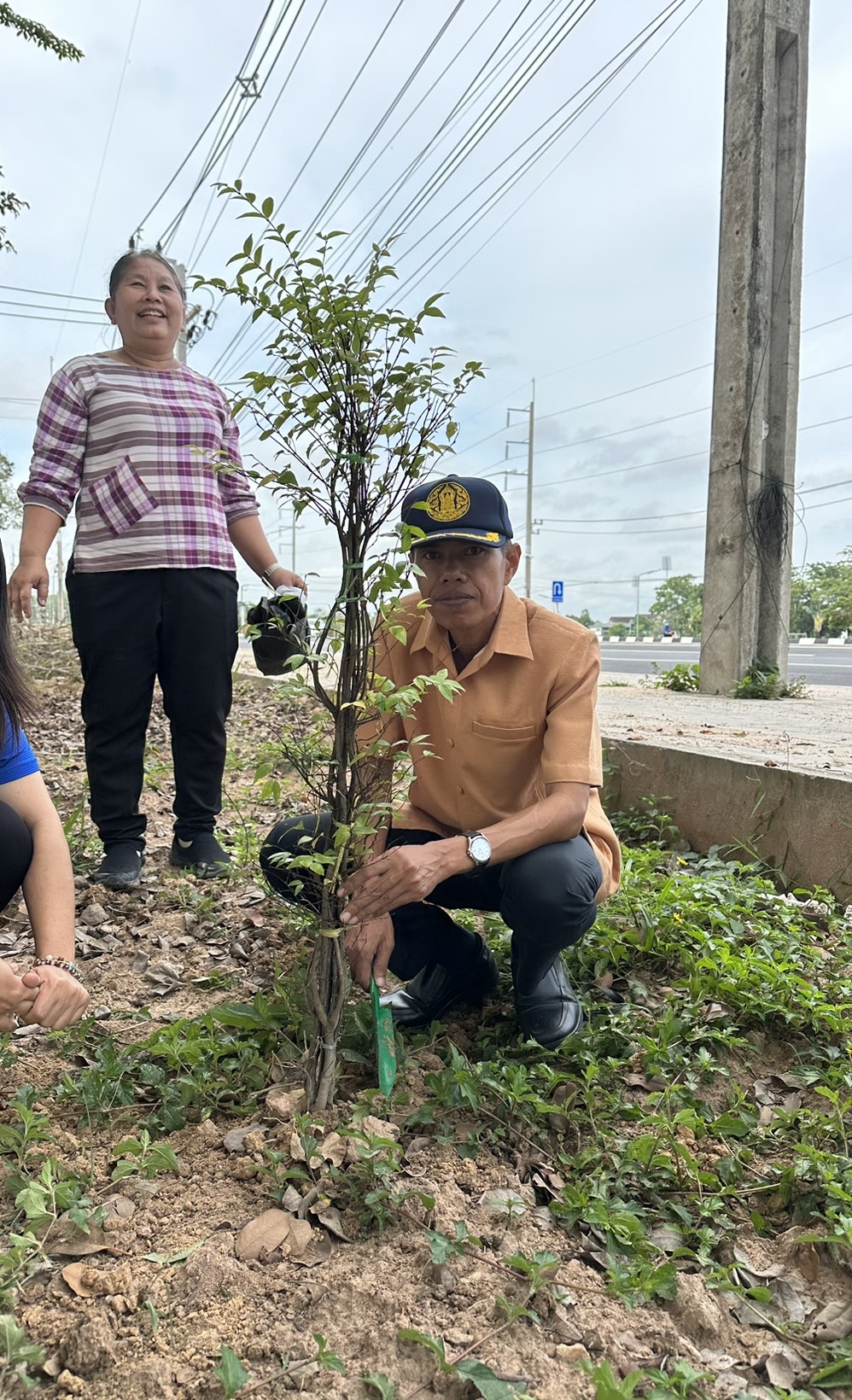 ปรับปรุงภูมิทัศน์ และปลูกต้นไม้บริเวณด้านหน้าสำนักงานประมงจังหวัดศรีสะเกษ..คลิก