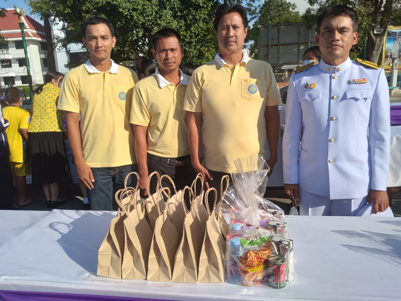 เข้าร่วมพิธีทำบุญตักบาตรถวายพระราชกุศลและพิธีวางพวงมาลา เนื่องในวันสมเด็จพระมหาธีรราชเจ้า..คลิก