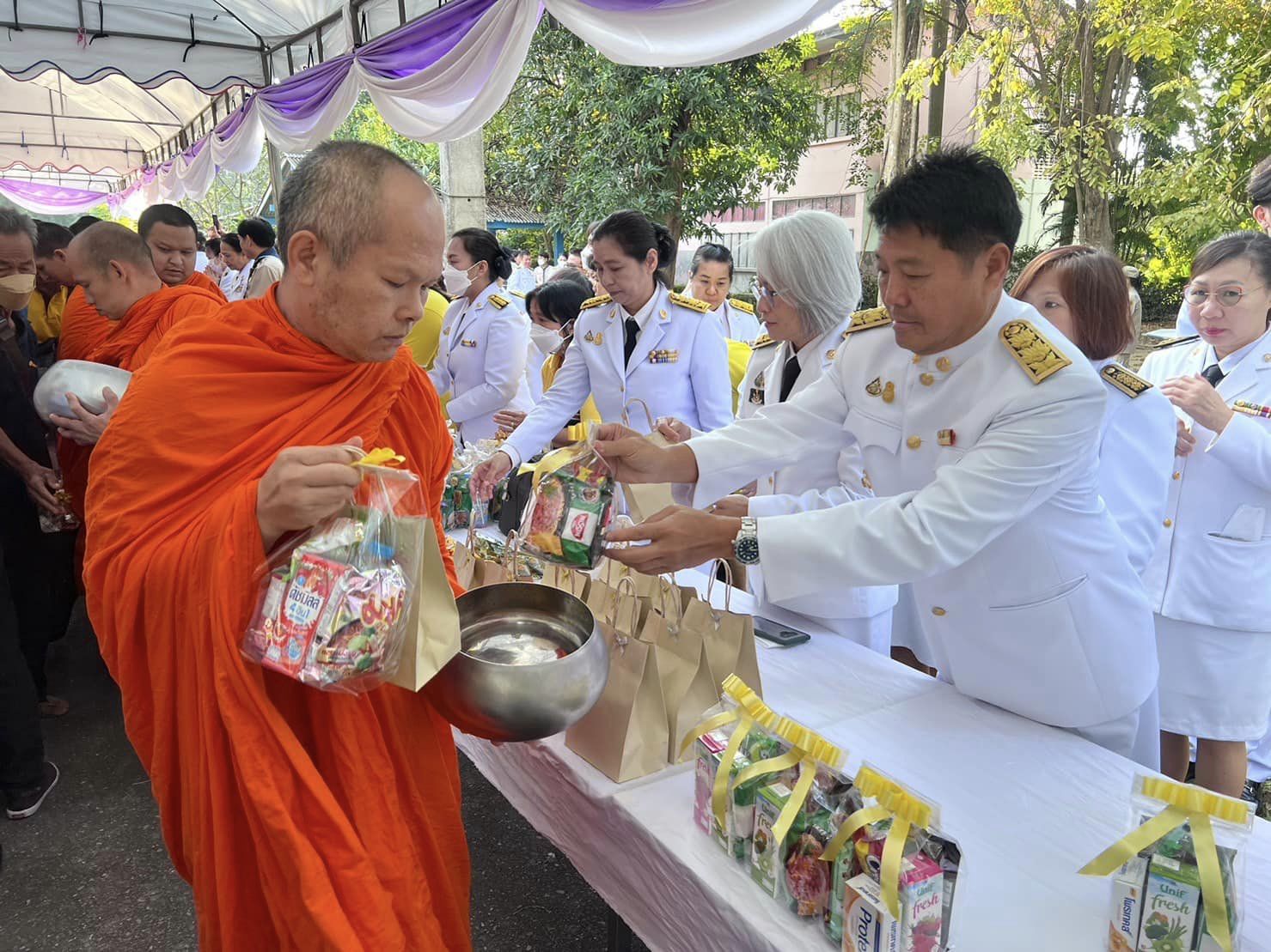 เข้าร่วมพิธีสวดพระพุทธมนต์และพิธีทำบุญตักบาตรถวายพระราชกุศล เนื่องในวันสมเด็จพระมหาธีรราชเจ้า