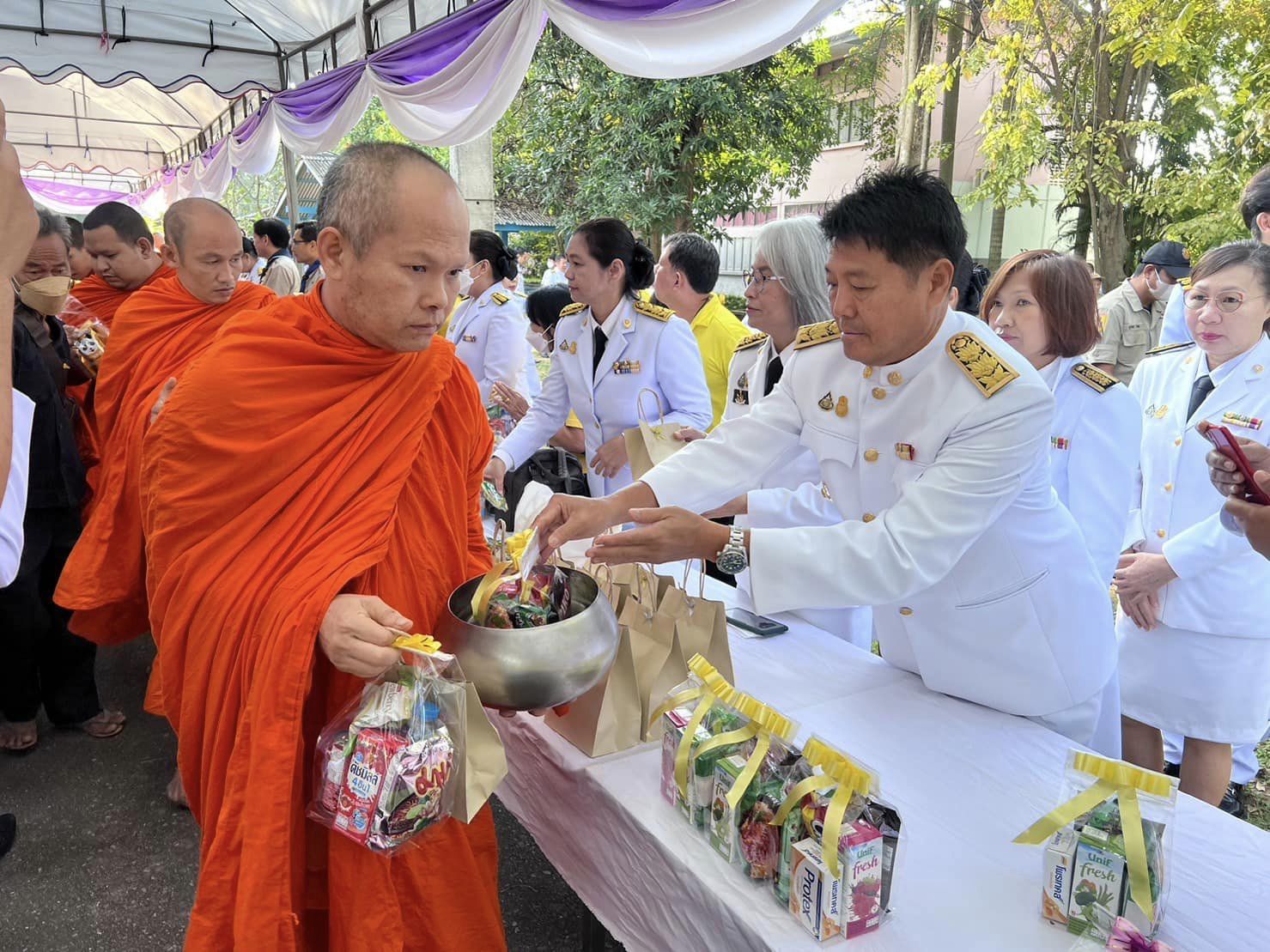 เข้าร่วมพิธีสวดพระพุทธมนต์และพิธีทำบุญตักบาตรถวายพระราชกุศล เนื่องในวันสมเด็จพระมหาธีรราชเจ้า..คลิก