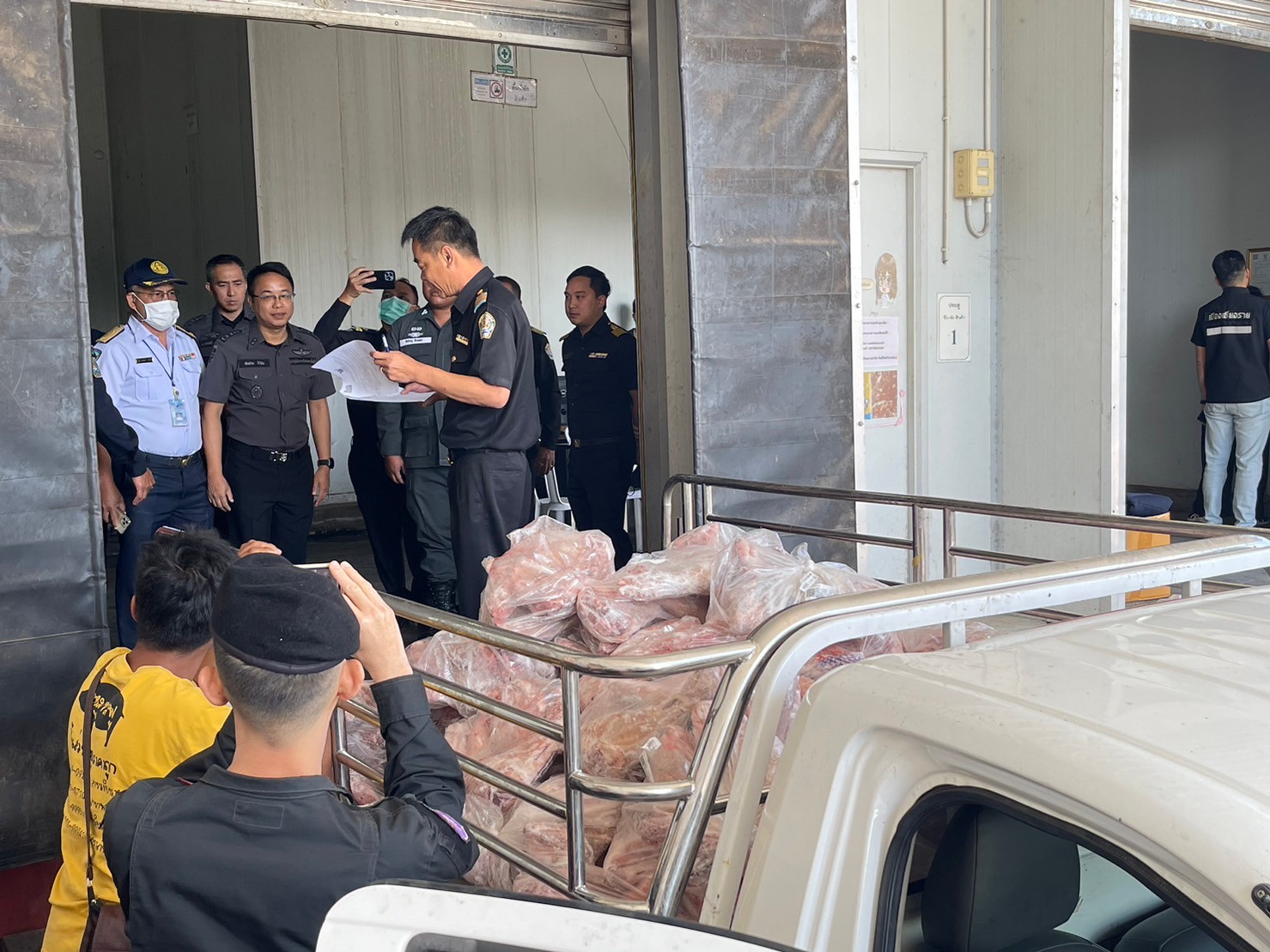 ผู้อำนวยการศูนย์บริหารจัดการด่านตรวจประมงเขต 1 (เชียงราย) ร่วมตรวจห้องเย็นในพืนที่จังหวัดเชียงราย เพื่อขับเคลื่อนยุทธการปราบปราม การลักลอบ นำเข้า ส่งออก สินค้าเกษตรผิดกฎหมาย ตามนโยบายของรัฐมนตรีว่าการกระทรวงเกษตรและสหกรณ์..คลิก
