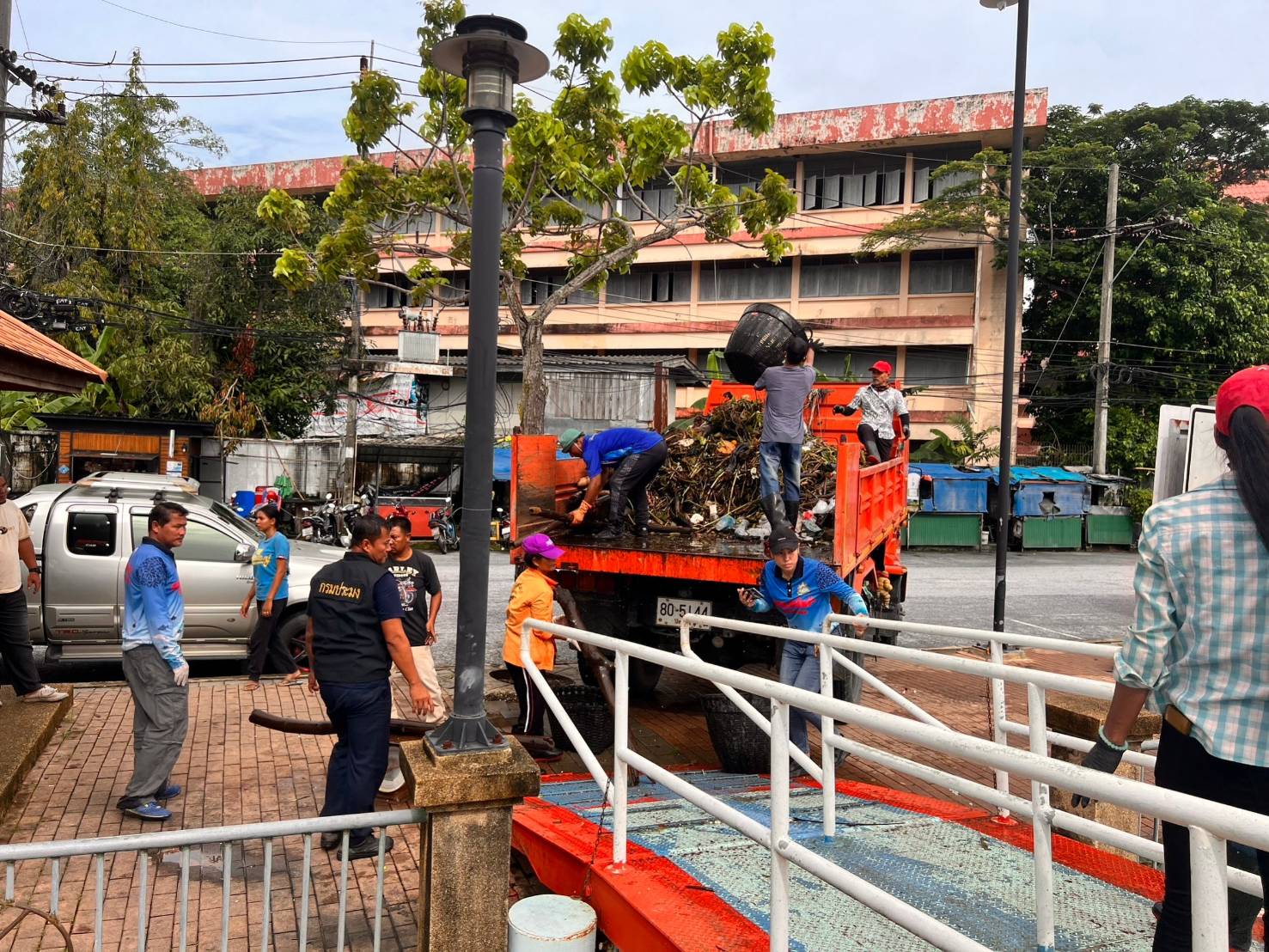 ร่วมกันเก็บขยะ เพื่อรักษาความสะอาด ณ ท่าเรือหลักเมือง สะพานศักดิ์เสนีย์
