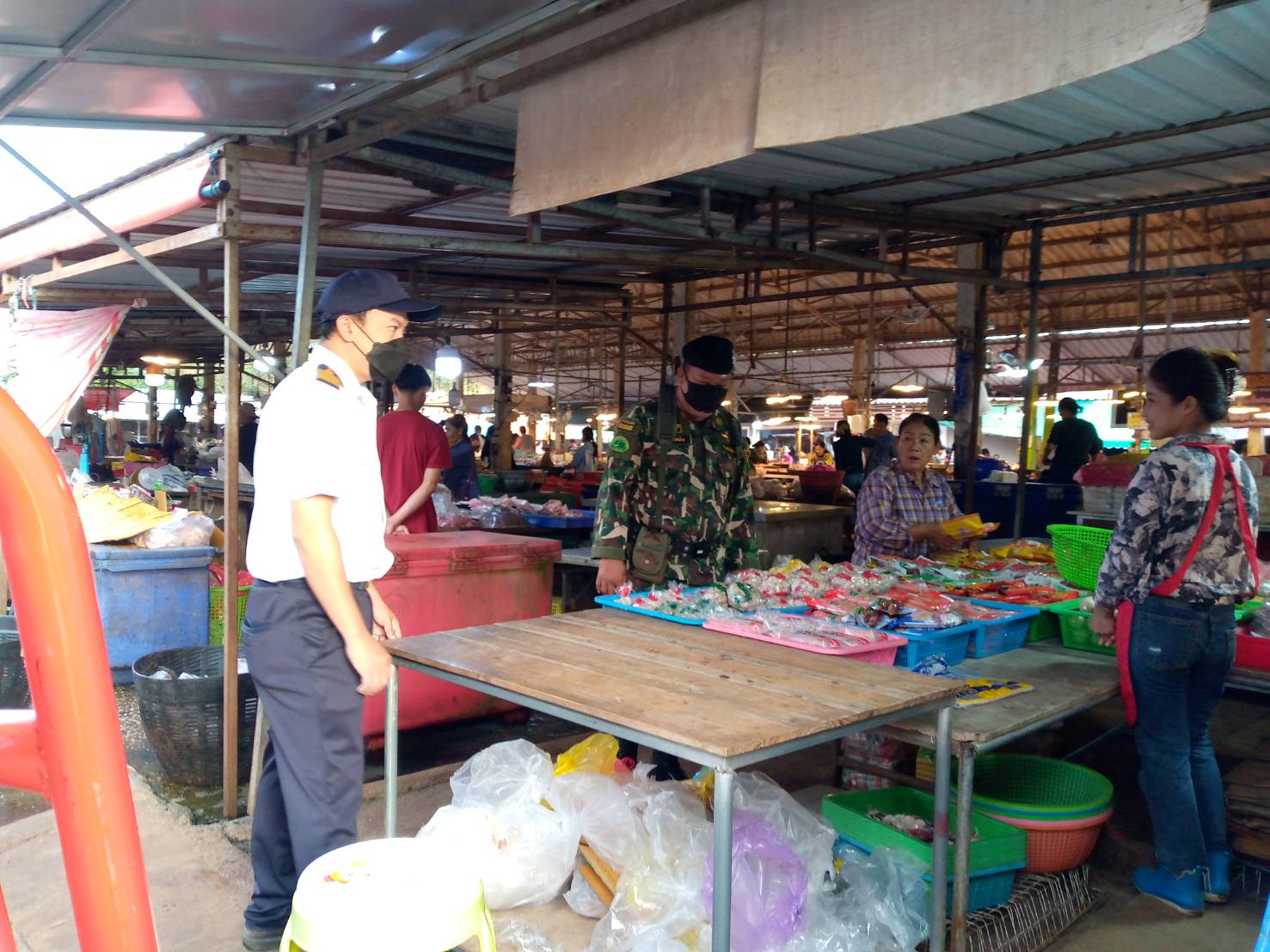 ตรวจสินค้าประมงที่นำเข้า ส่งออก ทางจุดผ่านแดนถาวรบ้านเขาดิน
