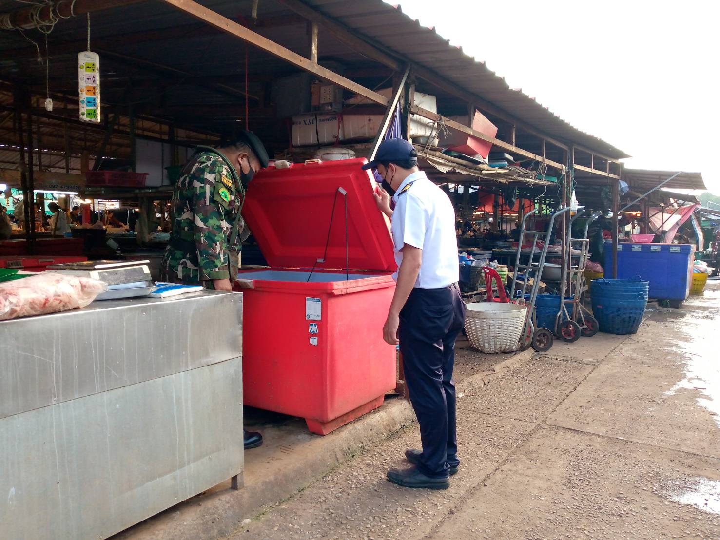 ตรวจสินค้าประมงที่นำเข้า ส่งออก ทางจุดผ่านแดนถาวรบ้านเขาดิน