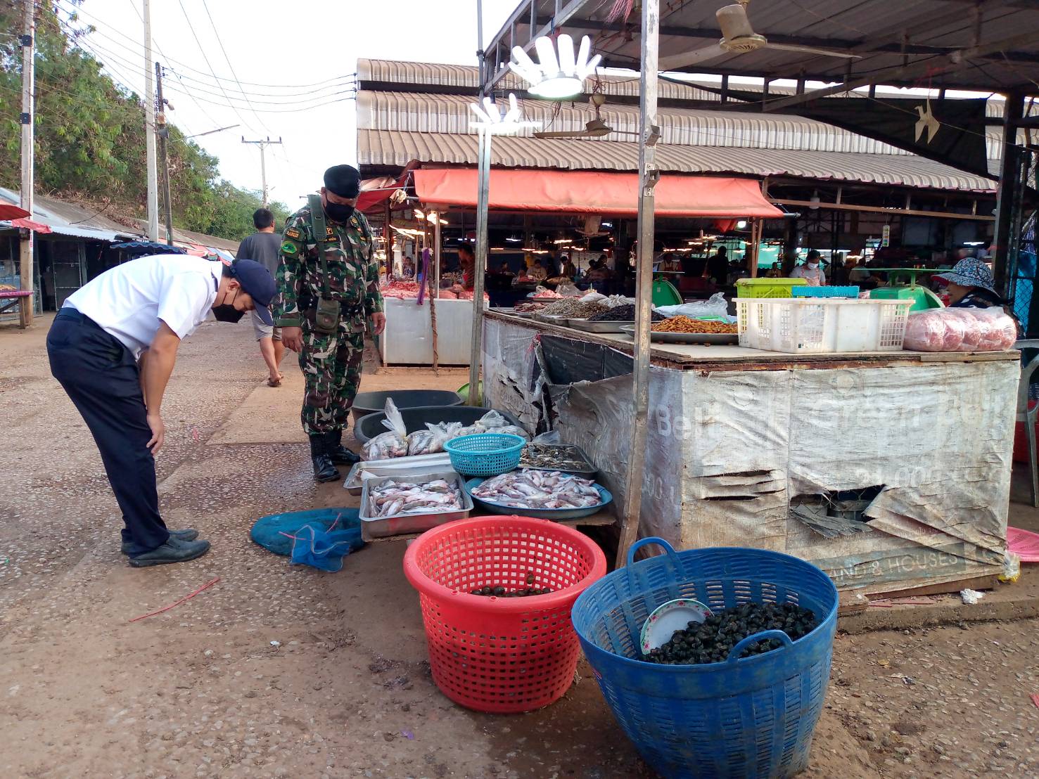 ตรวจสินค้าประมงที่นำเข้า ส่งออก ทางจุดผ่านแดนถาวรบ้านเขาดิน