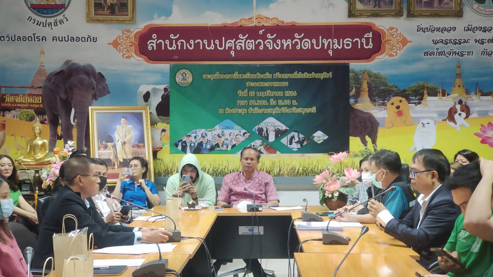 วันพุธที่ 29 พฤศจิกายน 2566 เวลา 09.30 น. นายสุวัฐน์ วงศ์สุวัฒน์ ประมงจังหวัดปทุมธานี  ร่วมด้วยนายศุภโชค แทรกสุข หัวหน้ากลุ่มบริหารจัดการด้านการประมง และนายอังคาร  แก้วสถิตย์ เจ้าพนักงานประมงชำนาญงาน เข้าร่วมประชุมเน้นย้ำมาตรการในการแก้ไขปัญหา การป้องกันและปรามปราบการลักลอบนำเข้าและส่งออกด้านการเกษตรที่ผิดกฏหมาย ร่วมกับหน่วยงานราชการและผู้ประกอบการที่มีส่วนเกี่ยวข้อง โดยมีนายสิทธิชัย  สวัสดิ์แสน รองผู้ว่าราชการจังหวัดปทุมธานี  เป็นประธานในที่ประชุม เพื่อชี้แจงแนวทางการป้องกันและปรามปราบการลักลอบนำเข้าและส่งออกด้านการเกษตรที่ผิดกฏหมาย ในพื้นที่จังหวัดปทุมธานี ให้แก่ผู้ประกอบการที่เข้าร่วมประชุม ณ ห้องประชุมสำนักงานปศุสัตว์ จังหวัดปทุมธานี..คลิก