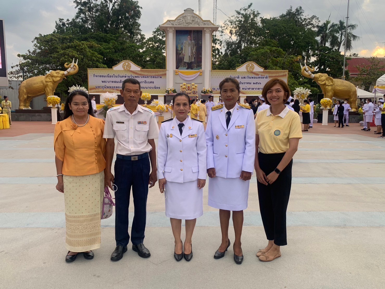 เข้าร่วมกิจกรรมตักบาตร เนื่องในวันคล้ายวันพระบรมราชสมภพ พระบาทสมเด็จพระบรมชนกาธิเบศร มหาภูมิพลอดุลยเดชมหาราช บรมนาถบพิตร วันชาติและวันพ่อแห่งชาติ..คลิก