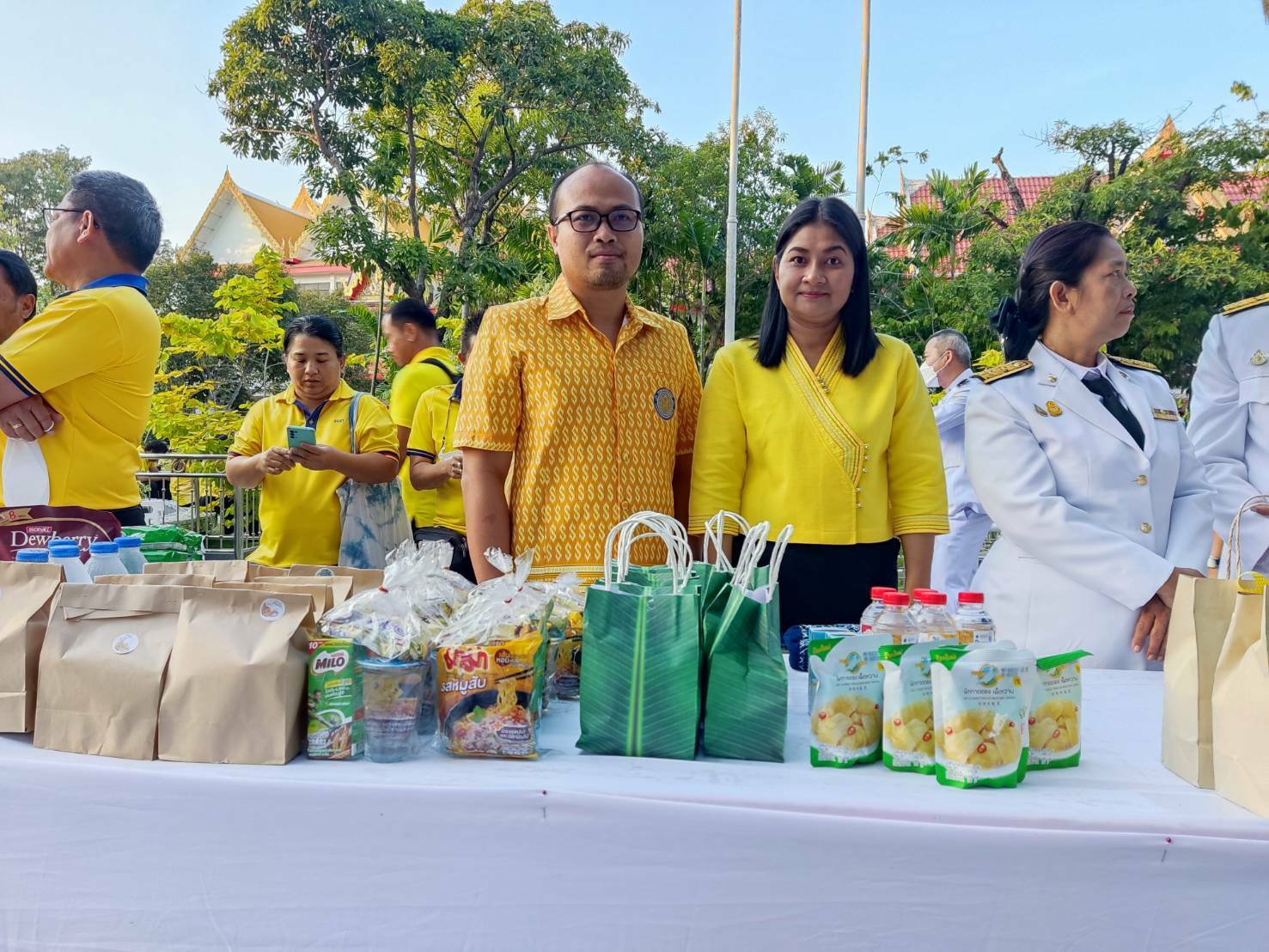 สำนักงานประมงจังหวัดนครสวรรค์ ร่วมทำบุญตักบาตร เนื่องในวันคล้ายวันพระราชสมภพ พระบาทสมเด็จพระบรมชนกาธิเบศร มหาภูมิพลอดุลยเดชมหาราช บรมนาถบพิตร ฯ..คลิก