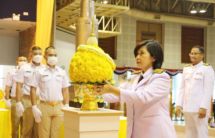 วางพานพุ่มดอกไม้ถวายราชสักการะ เนื่องในวันคล้ายวันพระบรมราชสมภพ พระบาทสมเด็จพระบรมชนกาธิเบศร มหาภูมิพลอดุลยเดชมหาราช บรมนาถบพิตร วันชาติ และวันพ่อแห่งชาติ 5 ธันวาคม 2566..คลิก