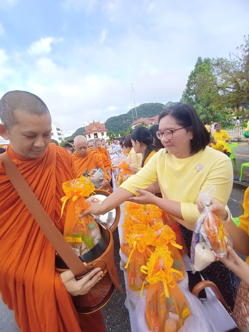 ร่วมพิธีทำบุญตักบาตรเนื่องในวันคล้ายวันพระราชสมภพ ในหลวงรัชกาลที่ 9..คลิก