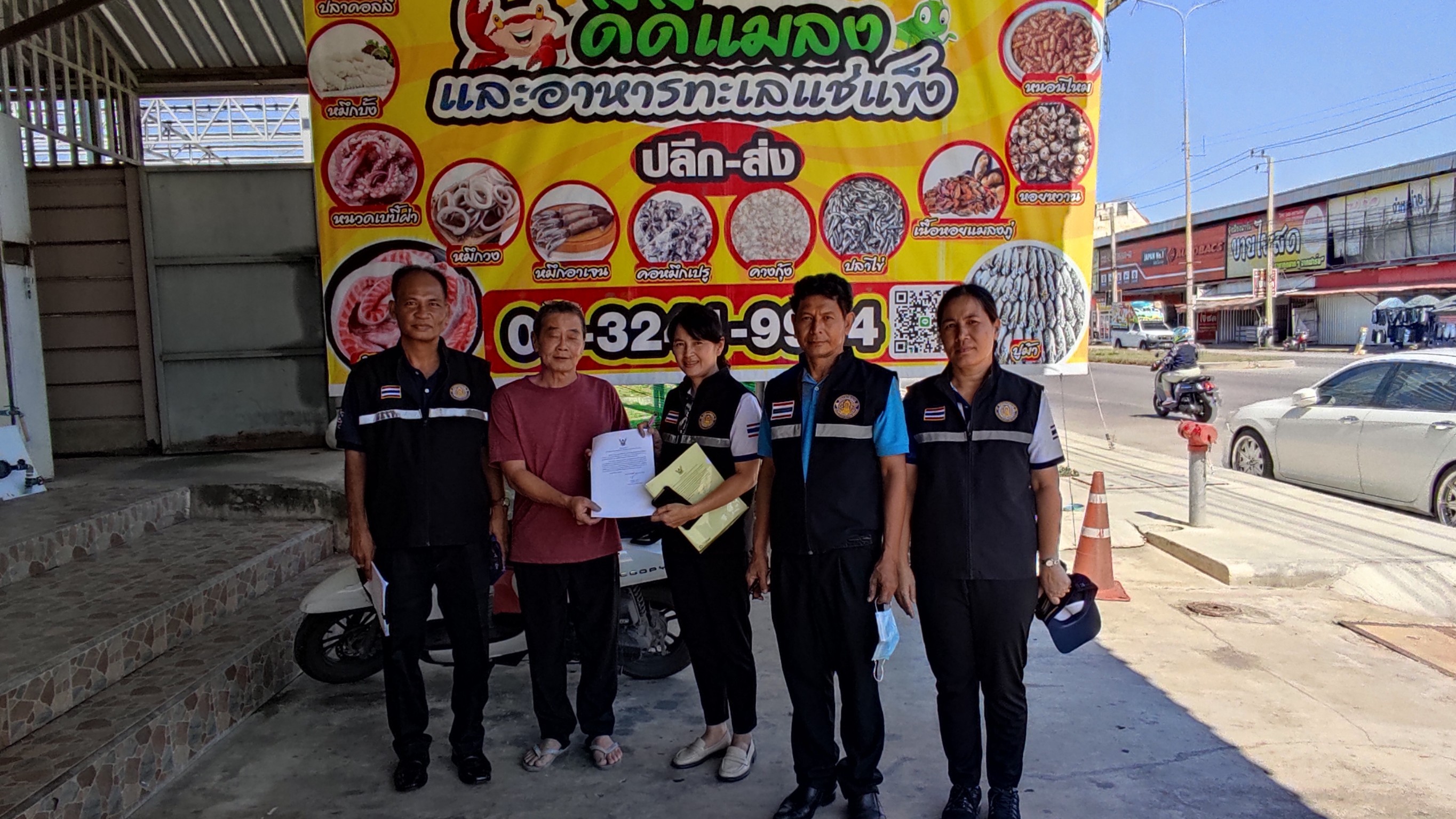 วันพุธที่ 6 ธันวาคม 2566 เวลา 13.30 น. นายสุวัฐน์ วงศ์สุวัฒน์ ประมงจังหวัดปทุมธานี มอบหมายนายศุภโชค แทรกสุข หัวหน้ากลุ่มบริหารจัดการด้านการประมง นายสมพงศ์ จิตหมั่น ประมงอำเภอลำลูกกา นางปภาดา เขียวชุมนุม ประมงอำเภอลาดหลุมแก้ว นางวาสนา จันทร์แจ่มใส ประมงอำเภอคลองหลวง และนายอังคาร แก้วสถิตย์ เจ้าพนักงานประมงชำนาญงาน ร่วมประชาสัมพันธ์จดแจ้งห้องเย็น และออกจดแจ้งห้องเย็น ตามประกาศ เรื่อง ให้ผู้ประกอบกิจการห้องเย็นเก็บรักษาสัตว์น้ำแจ้งการประกอบกิจการ พ.ศ. 2566 บริเวณรอบตลาดไท อำเภอคลองหลวง จังหวัดปทุมธานี จำนวน 4 แห่ง ได้แก่ 1) ห้องเย็นดีดีแมลงและอาหารทะเลแช่แข็ง 2) ห้องเย็นพีเอ็นดี ฟู้ด 3) ห้องเย็นซาบานิล ซีฟู้ดส์ 4) ห้องเย็นมหาชัยโอเชี่ยนฟู้ดส์..คลิก