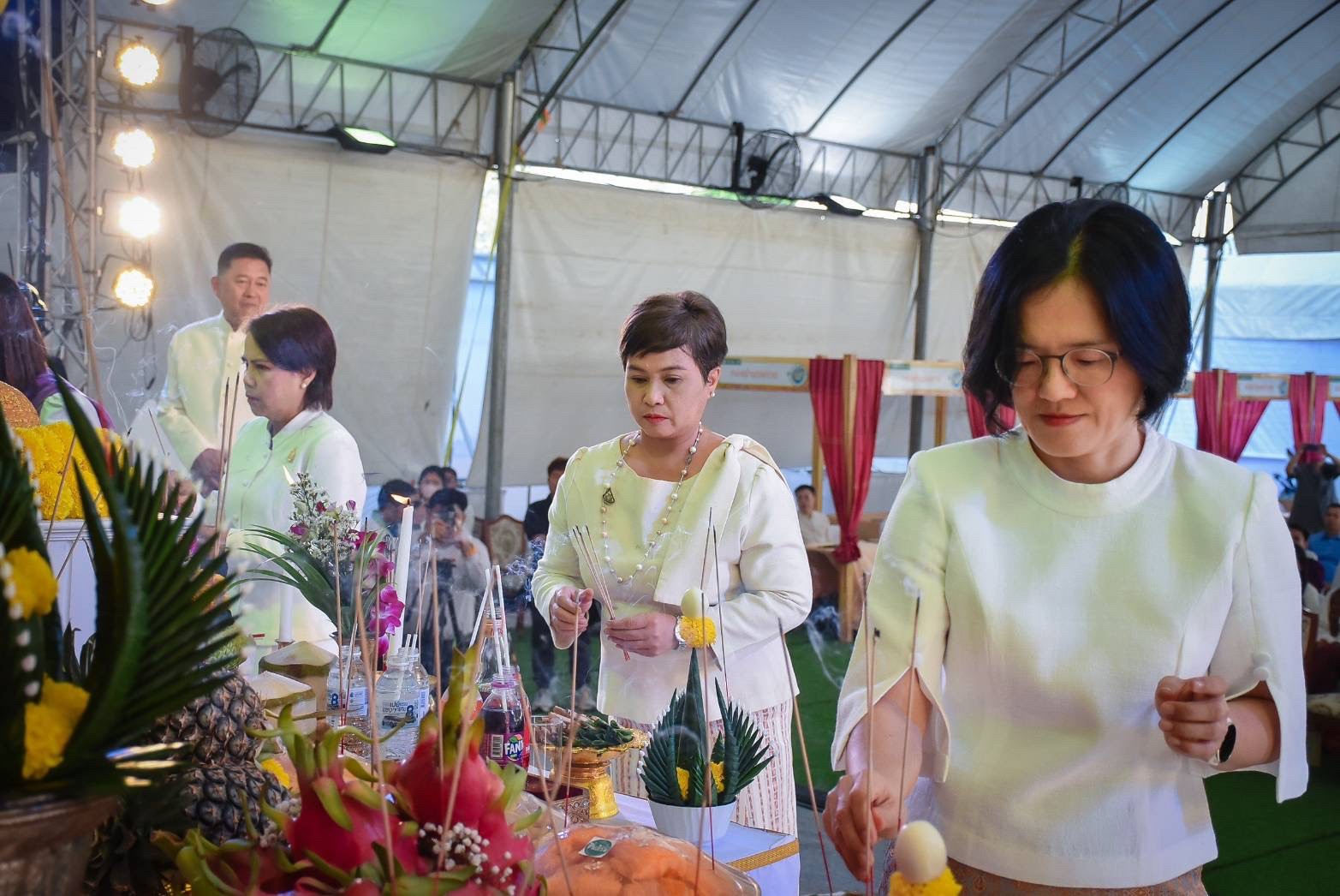 ร่วมพิธีบวงสรวงแม่โพสพ เนื่องในเทศกาลข้าวหอมมะลิโลก ครั้งที่ ๒๓ จังหวัดร้อยเอ็ด..คลิก