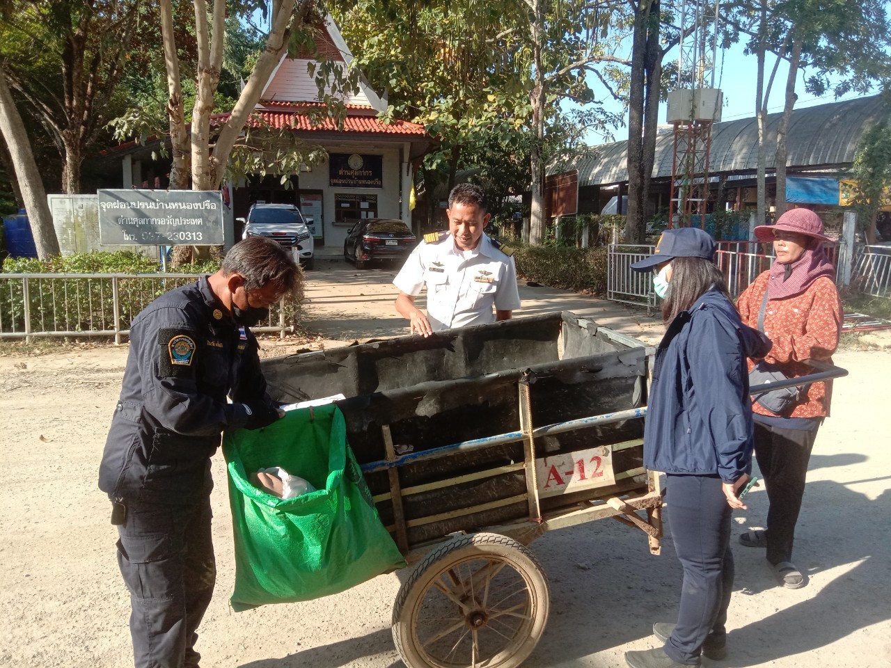 ตรวจสินค้าประมงที่นำเข้า ส่งออก ทางจุดผ่อนปรนทางการค้าบ้านหนองปรือ..คลิก