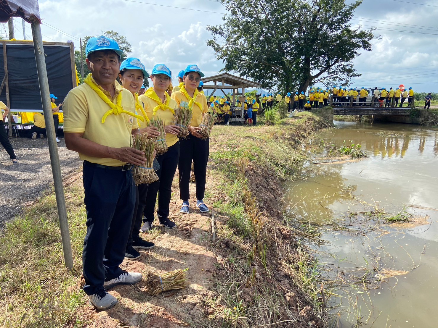 ประมงจังหวัดพัทลุง  พร้อมด้วย ข้าราชการ เจ้าหน้าที่ กลุ่มบริหารและยุทธศาสตร์ เข้าร่วมกิจกรรมจิตอาสาพัฒนาและอนุรักษ์ ทรัพยากรดินอย่างยั่งยืน เพื่อเฉลิมพระเกียรติพระบาทสมเด็จพระเจ้าอยู่หัว เนื่องในโอกาสมหามงคลเฉลิมพระชนมพรรษา 6 รอบ..คลิก