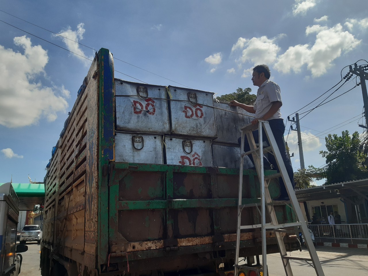 ตรวจสินค้าประมงที่นำเข้า ส่งออก ทางจุดผ่านแดนถาวรบ้านคลองลึก