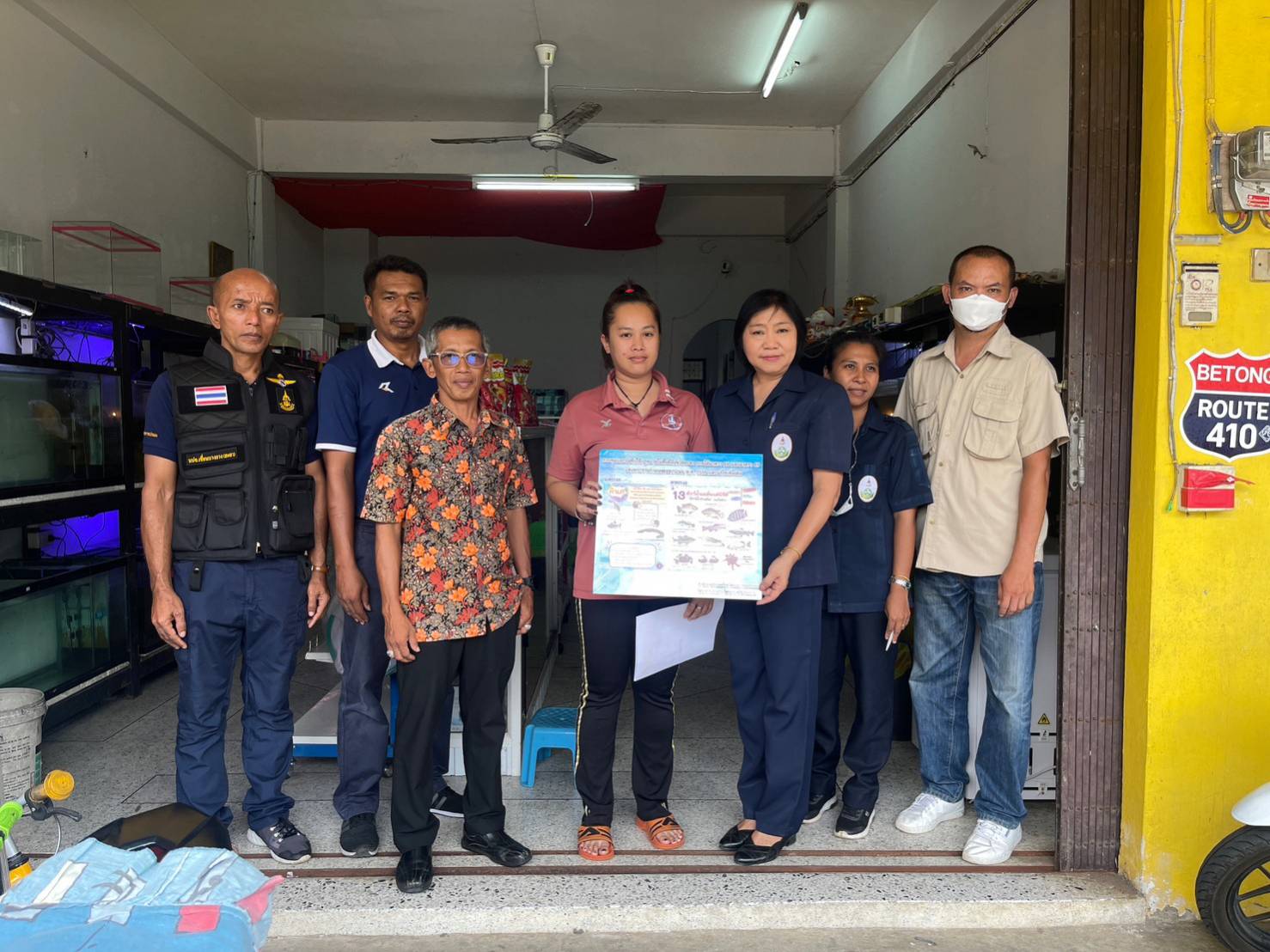 ภาพกิจกรรมลงฟื้นที่ประชาสัมพันธ์สร้างการรับรู้ ควบคุมและบังคับใช้กฎหมายภายใต้มาตรา 64 และมาตรา 65 แห่งพระราชกำหนดการประมง พ.ศ. 2558 และที่แก้ไขเพิ่มเติม ในพื้นที่อำเภอเบตง จังหวัดยะลา..คลิก