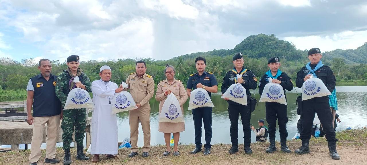 ภาพกิจกรรมเข้าร่วมกิจกรรมปล่อยพันธุ์สัตว์น้ำเพื่อเฉลิมพระเกียรติ สมเด็จพระนางเจ้าสิริกิติ์ พระบรมราชินีนาถ พระบรมราชชนพันปีหลวง..คลิก