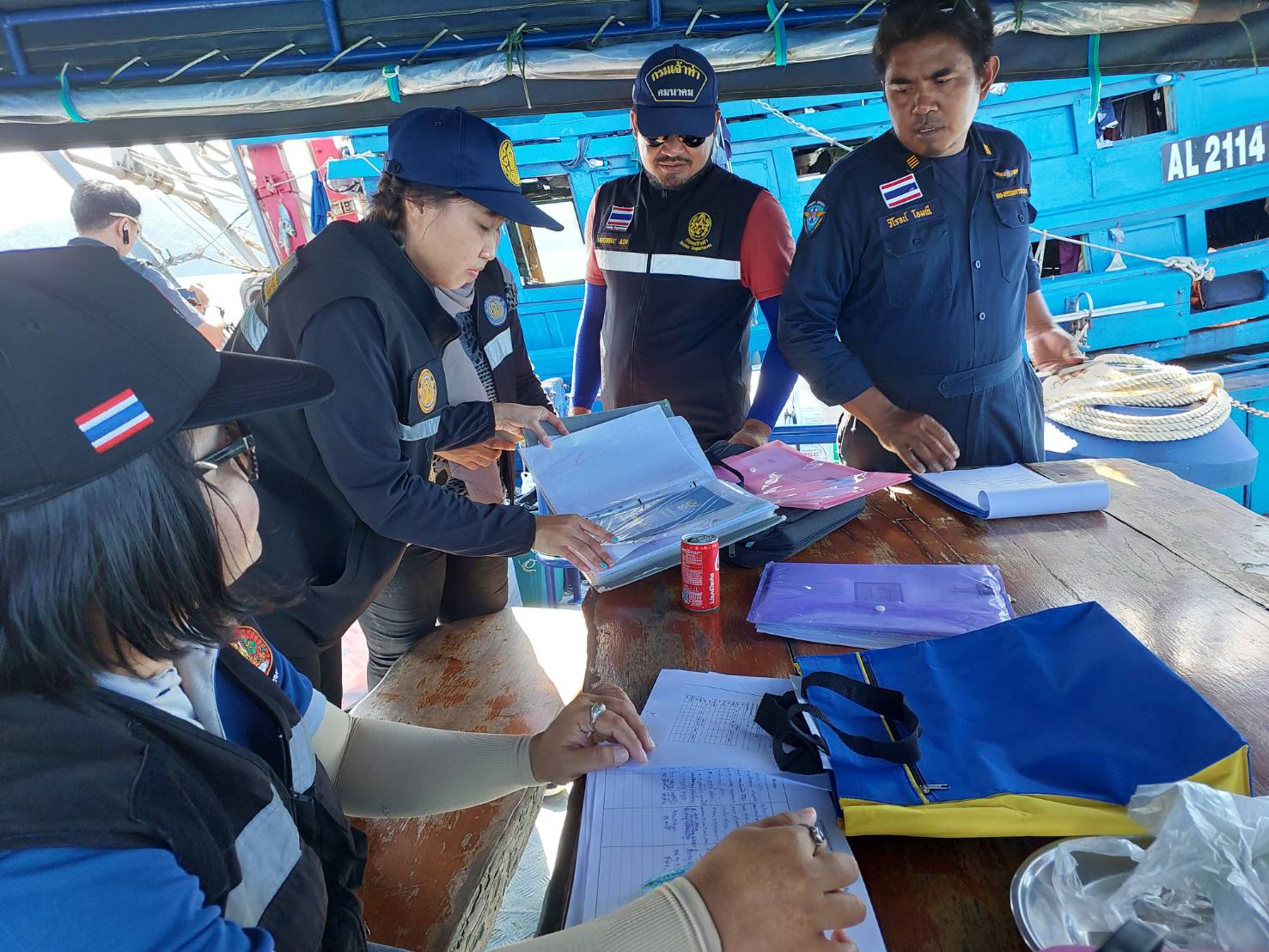วันที่ 21 ธันวาคม 2566 ศบป.9 สตูล บูรณาการตรวจร่วมเรือประมงพาณิชย์กลางทะเลจังหวัดสตูล : เจ้าหน้าที่ศูนย์บริหารจัดการด่านตรวจประมงเขต 9 (สตูล) ร่วมกับหน่วยป้องกันและปราบปรามประมงทะเลเกาะหลีเป๊ะ (สตูล) สำนักงานประมงจังหวัดสตูล สำนักงานจัดหางานจังหวัดสตูล สำนักงานสวัสดิการและคุ้มครองแรงงานจังหวัดสตูล สำนักงานพัฒนาสังคมและความมั่นคงของมนุษย์จังหวัดสตูล และศูนย์อำนวยการรักษาผลประโยชน์ของชาติทางทะเลจังหวัดสตูล บูรณาการตรวจร่วมเรือประมงพาณิชย์พื้นที่จังหวัดสตูล จำนวน 6 ลำ