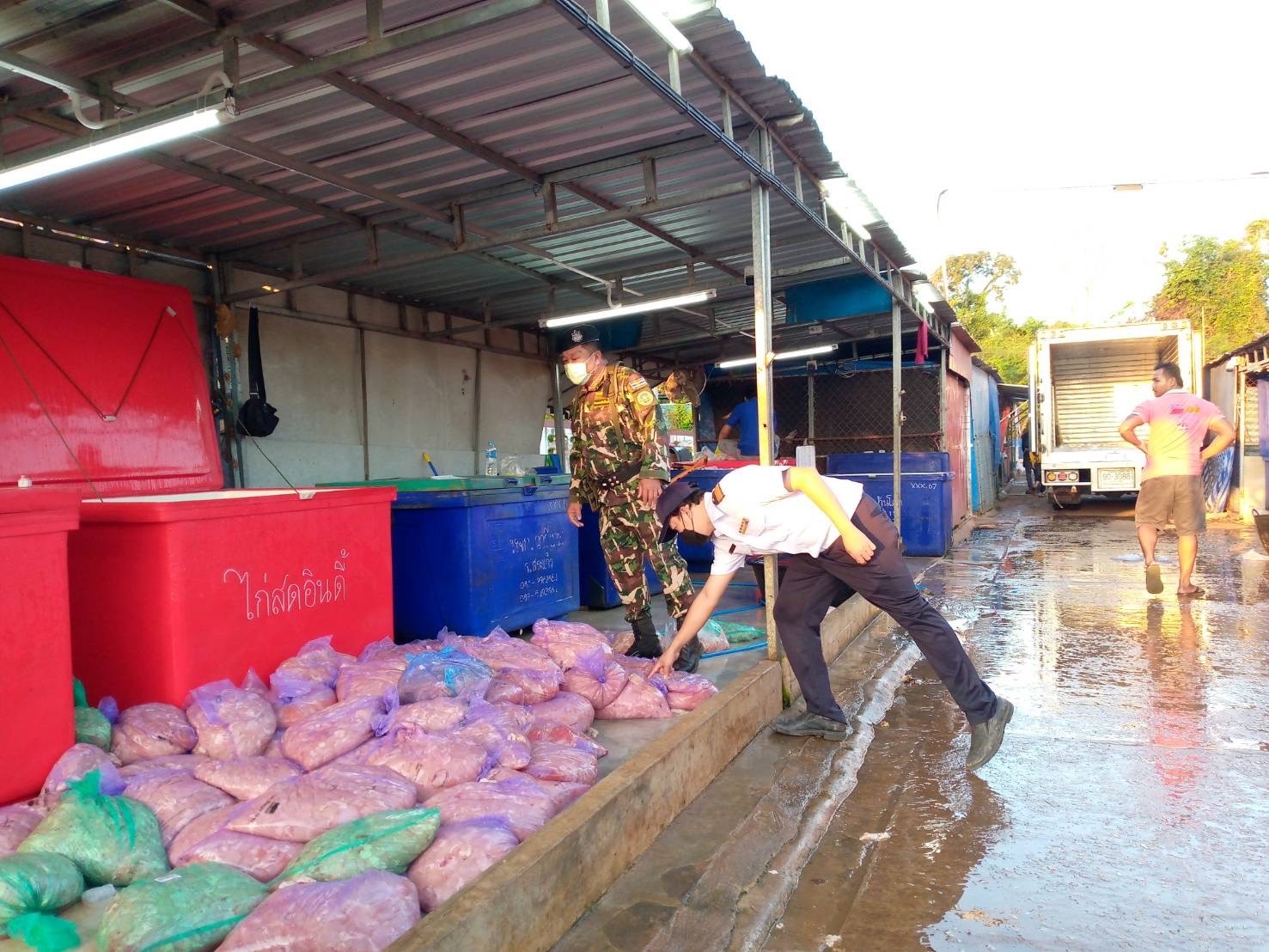 ตรวจสินค้าประมงที่นำเข้า ส่งออก ทางจุดผ่านแดนถาวรบ้านเขาดิน